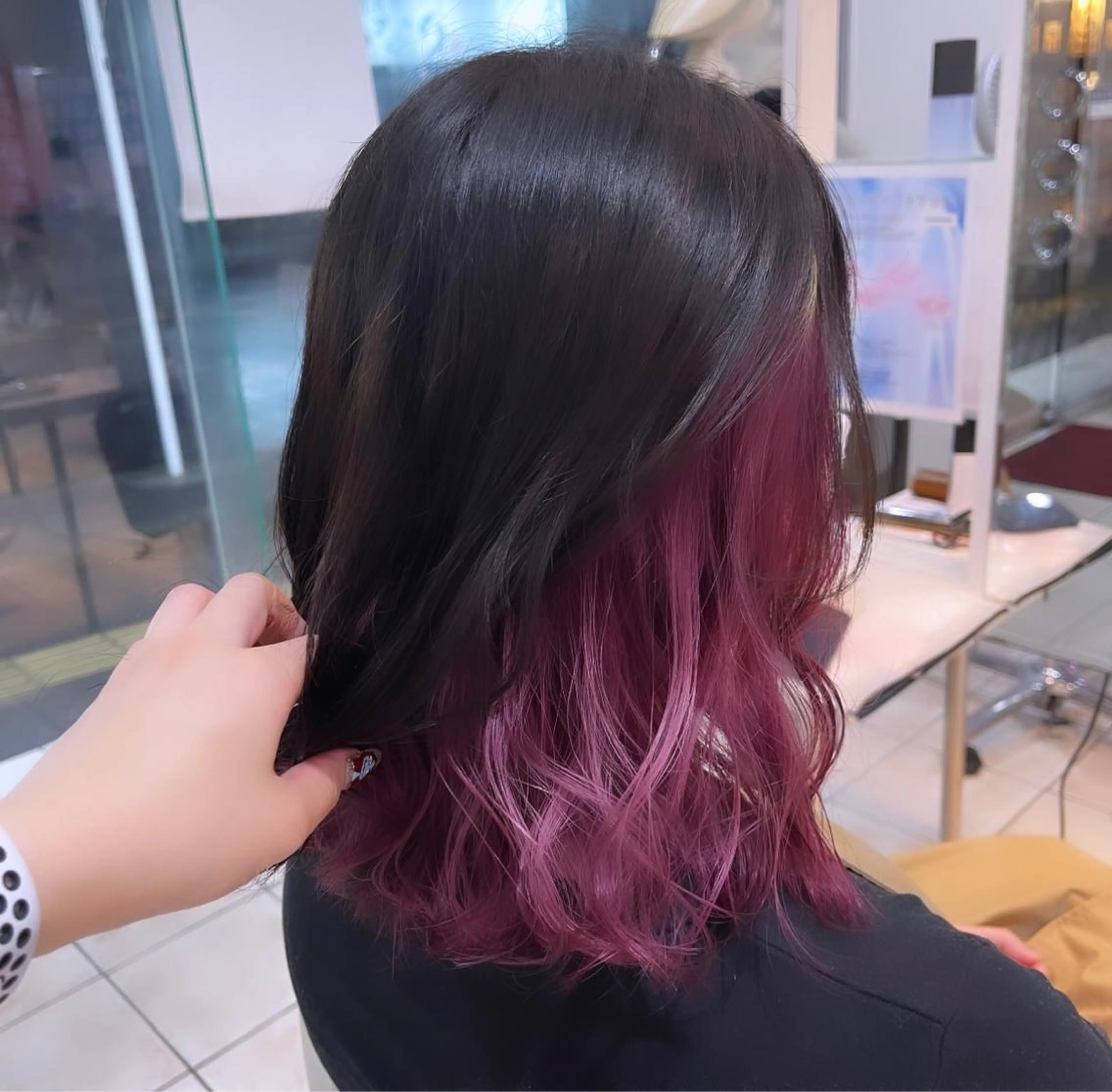 ミディアム カラー ヘアカラー 艶髪 インナーカラーのヘアスタイル