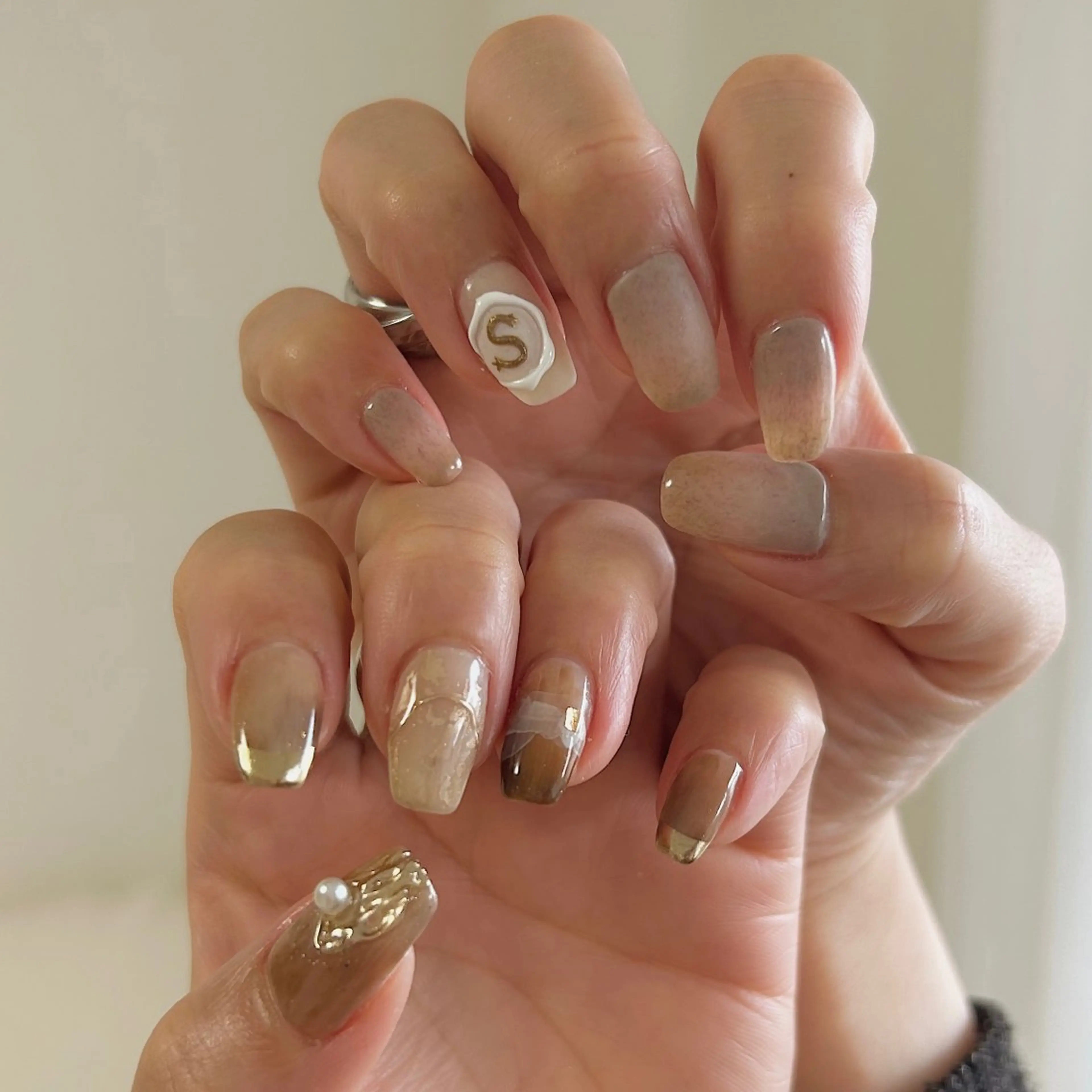 ネイル ブラウン フレンチネイル マグネットネイル ニュアンスネイル オフィスネイル ハンドネイル Lull ネイル/ HBL/ハンドケアのネイルデザイン