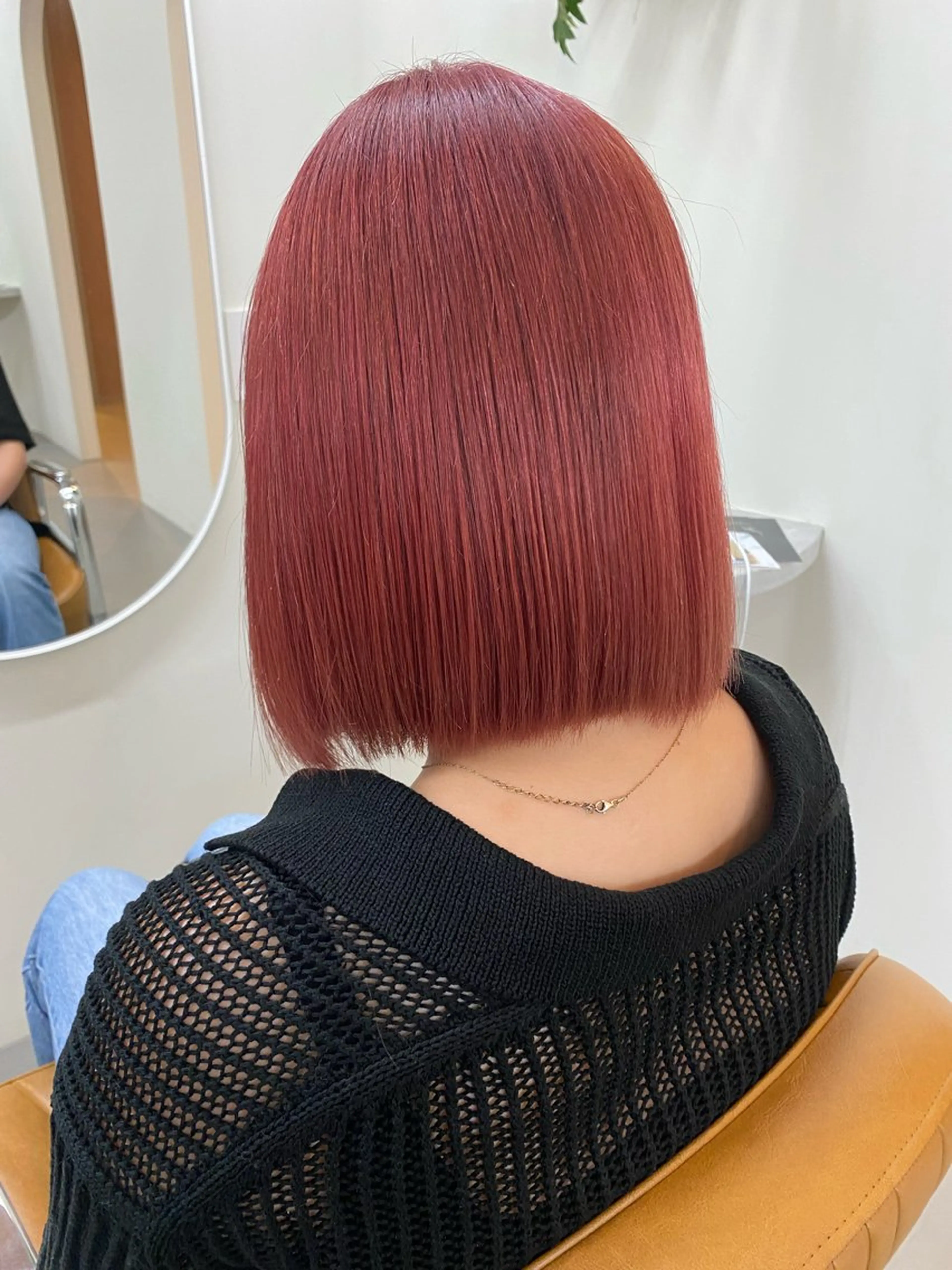 カラー 切りっぱなしボブ ブリーチ ハイトーンカラー ピンクカラー レッドカラー fab.所属・檜 果歩のヘアスタイル