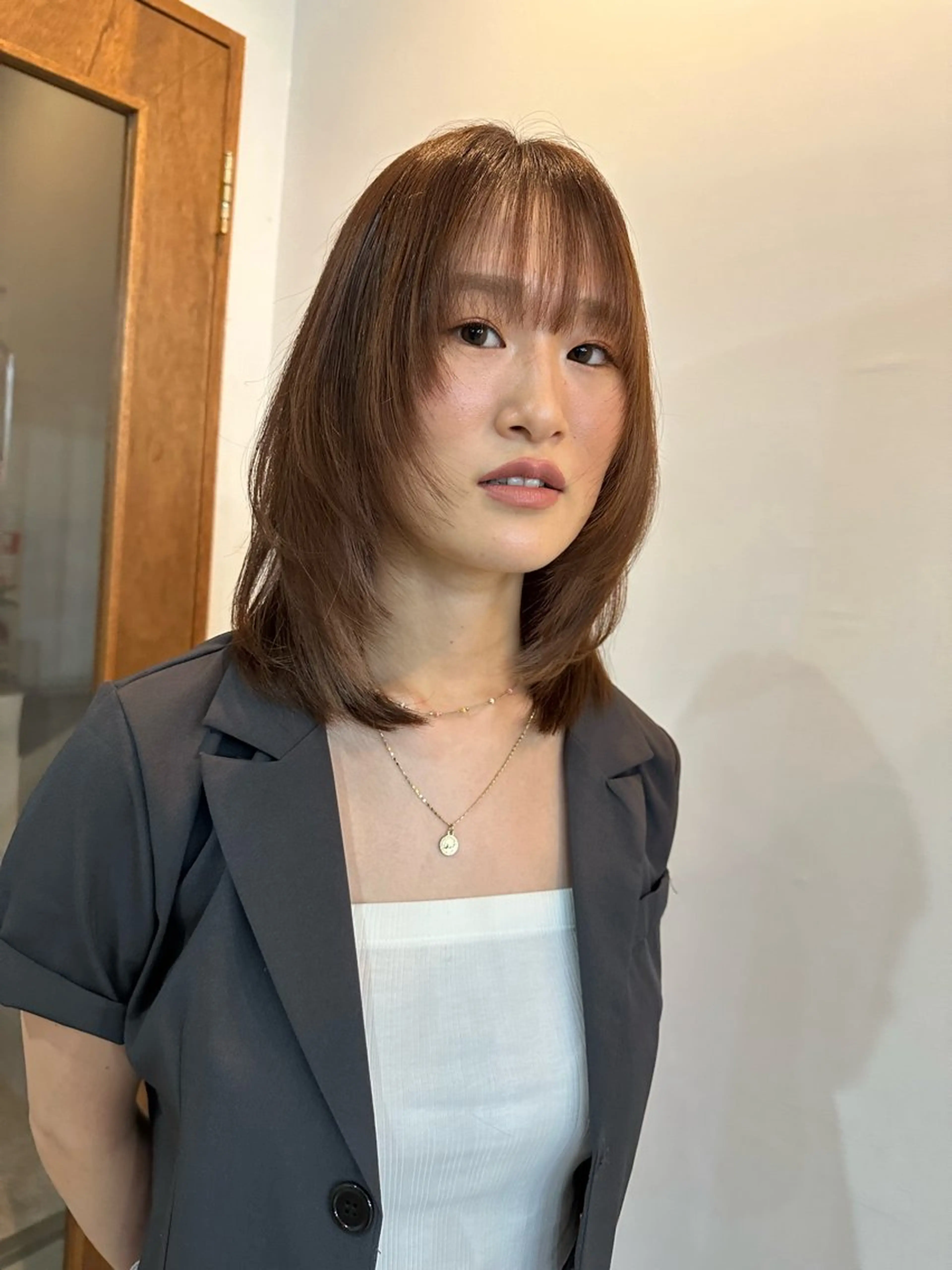 セミロング 韓国風ヘア レイヤーカット ワンホンレイヤー ワンホンヘア SAKURA表参道所属・切りっぱなしボブ/ デザインカラー店長のヘアスタイル