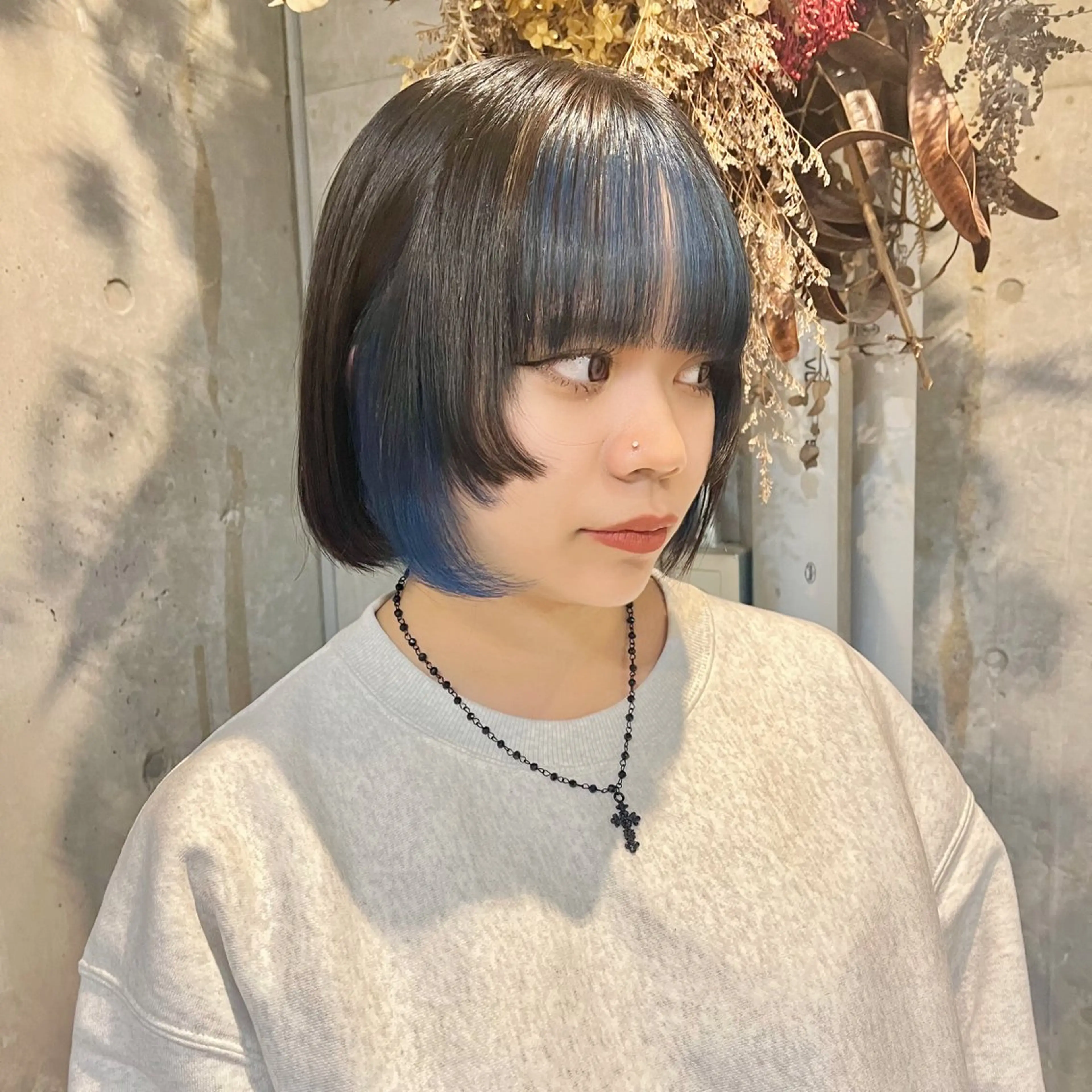 ショート カラー ベージュカラー ブリーチ ブルーカラー インナーカラー 顔まわりレイヤー ヘアカラー 藤澤 夏実/インナーカラーのヘアスタイル