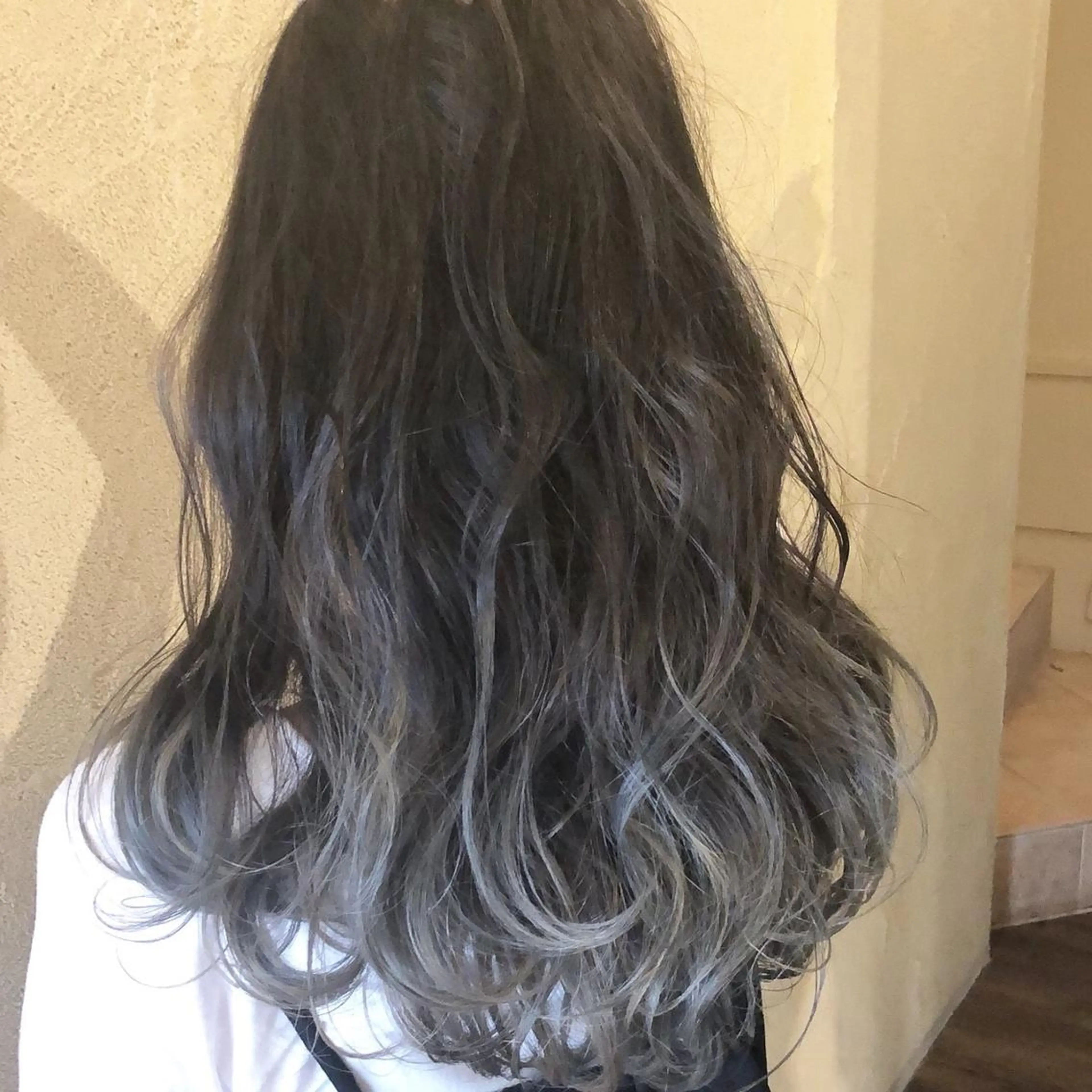 セミロング カラー グラデーションカラー シルバー TAKA 髪質改善のヘアスタイル