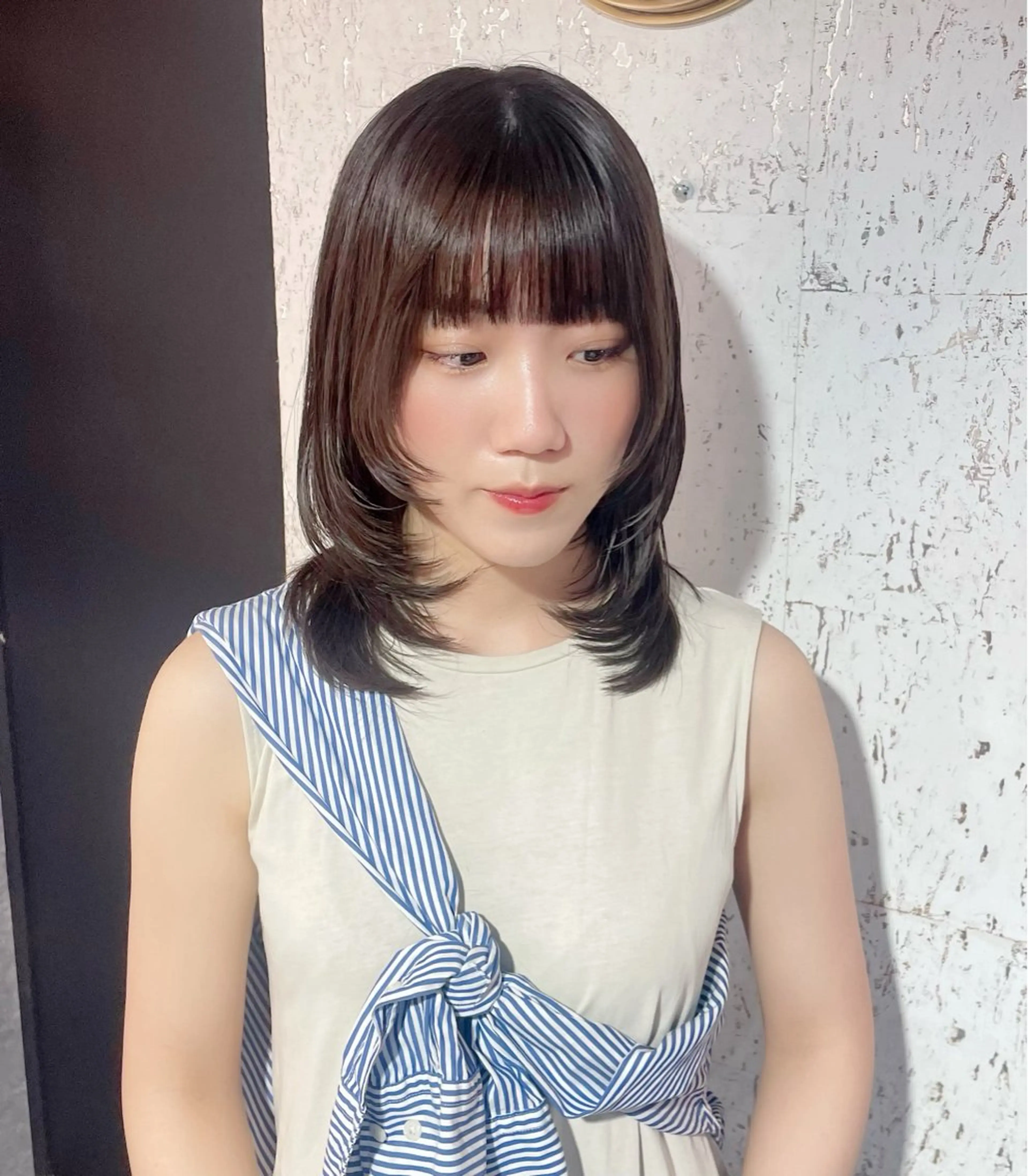 ミディアム カラー 顔まわりレイヤー 顔周りカット 髪質改善 レイヤーカット ウルフカット カット ヘアカラー トリートメント 🫧縮毛矯正/ウルフ /レイヤー/白倉のヘアスタイル