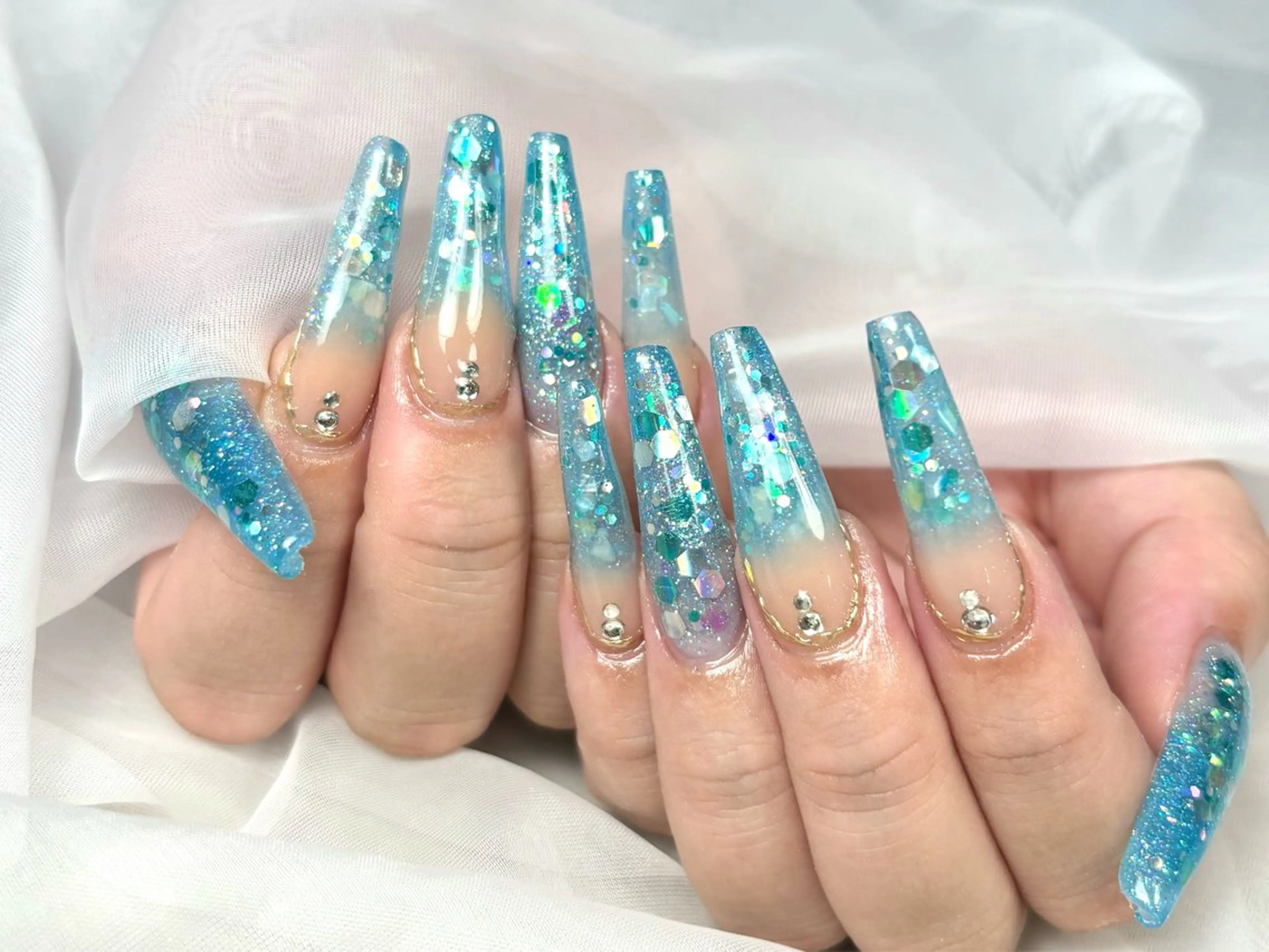 ネイル アートネイル 長さ出し キラキラネイル 水色 ロングネイル Salute本店 🦋仲原里佳のネイルデザイン