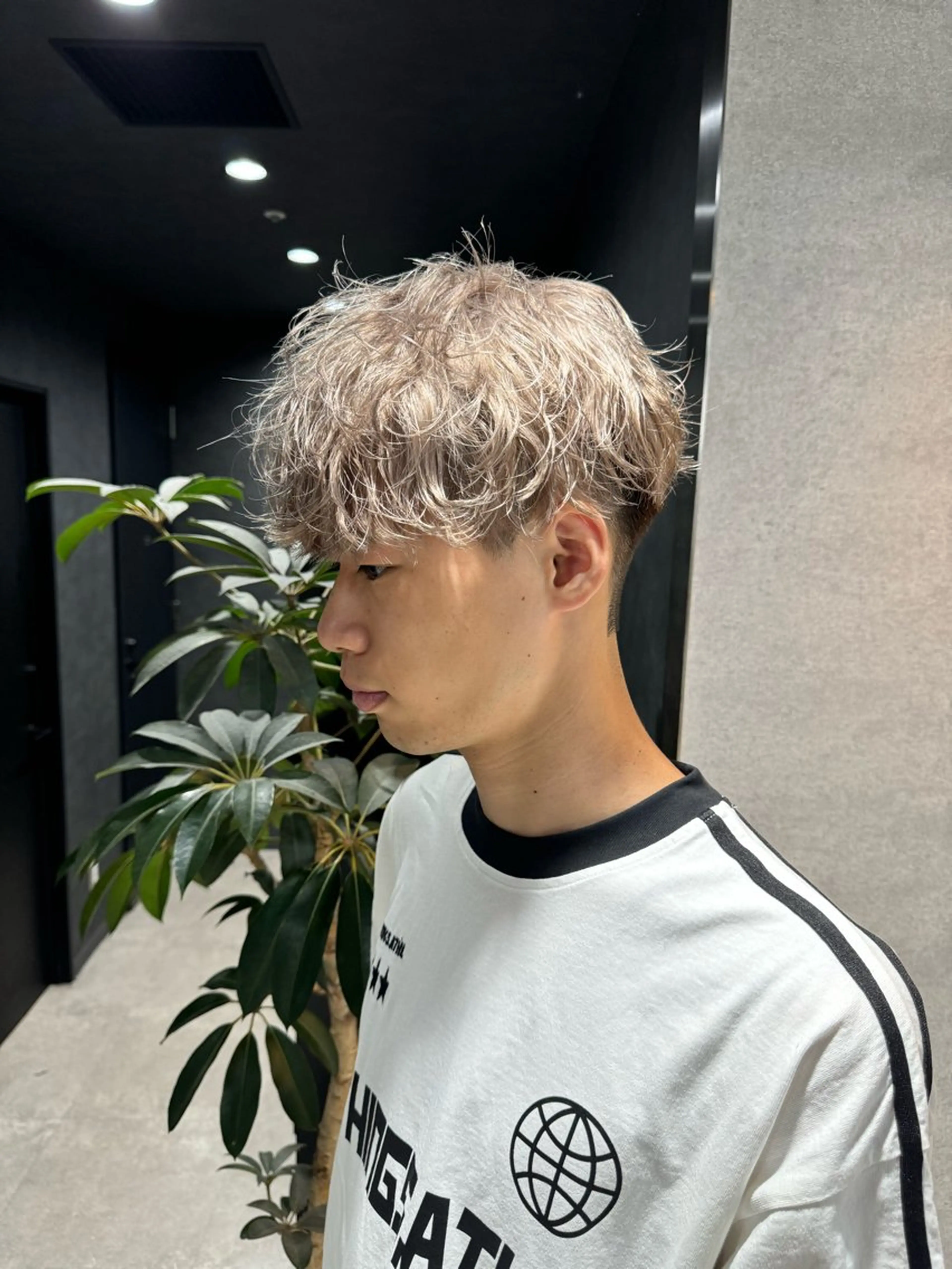 ショート カラー パーマ ヘアアレンジ メンズ センターパート マッシュ メンズパーマ スペインカール スパイキーショート カット ヘアカラー パーマ トリートメント ヘッドスパ ヘアセット スパイキー/フェザー /波巻き/かいとのヘアスタイル