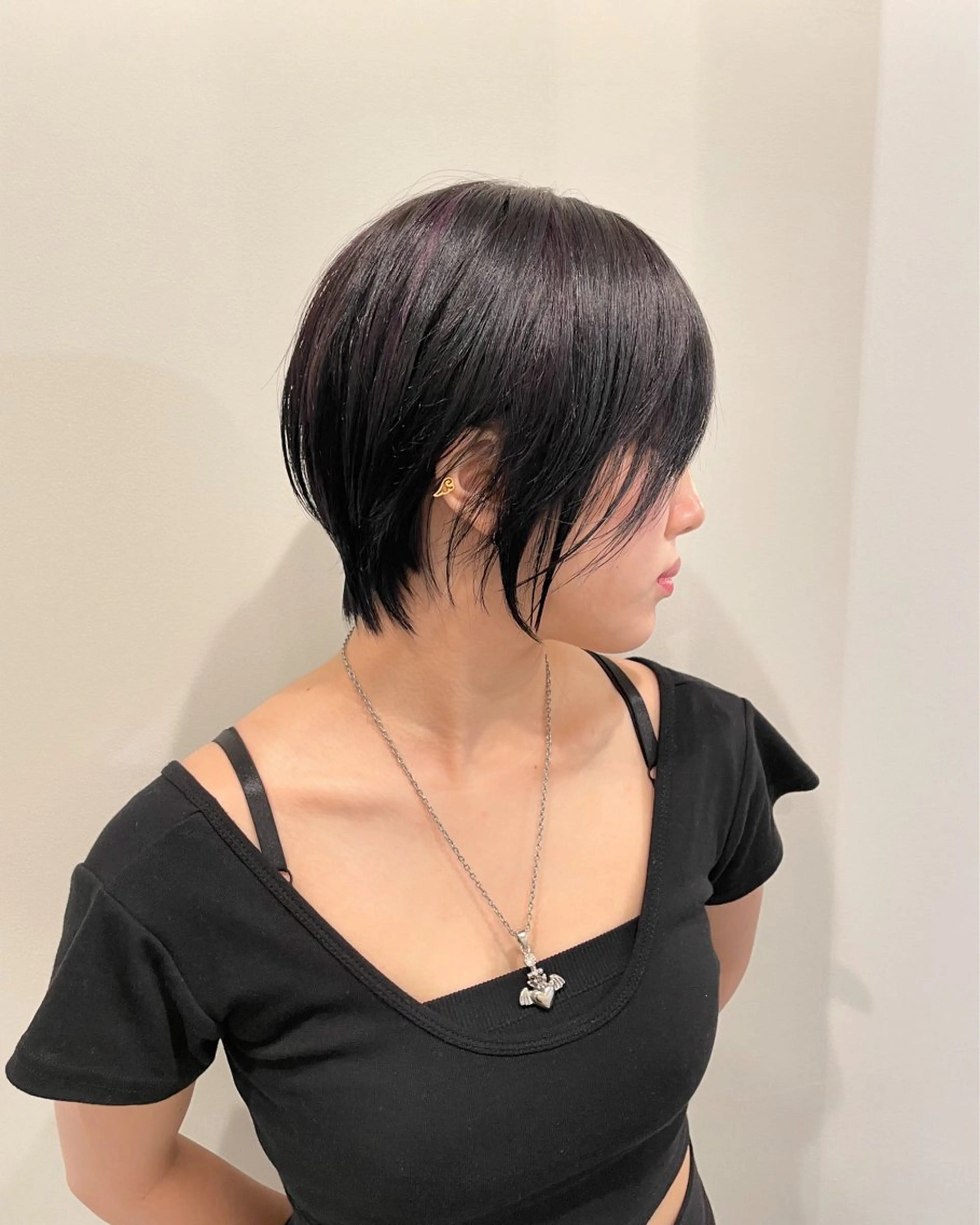 ショート カラー 黒髪 ハイライトカラー ハイライト カット 透け感カラー🫧 加納トモヒロのヘアスタイル