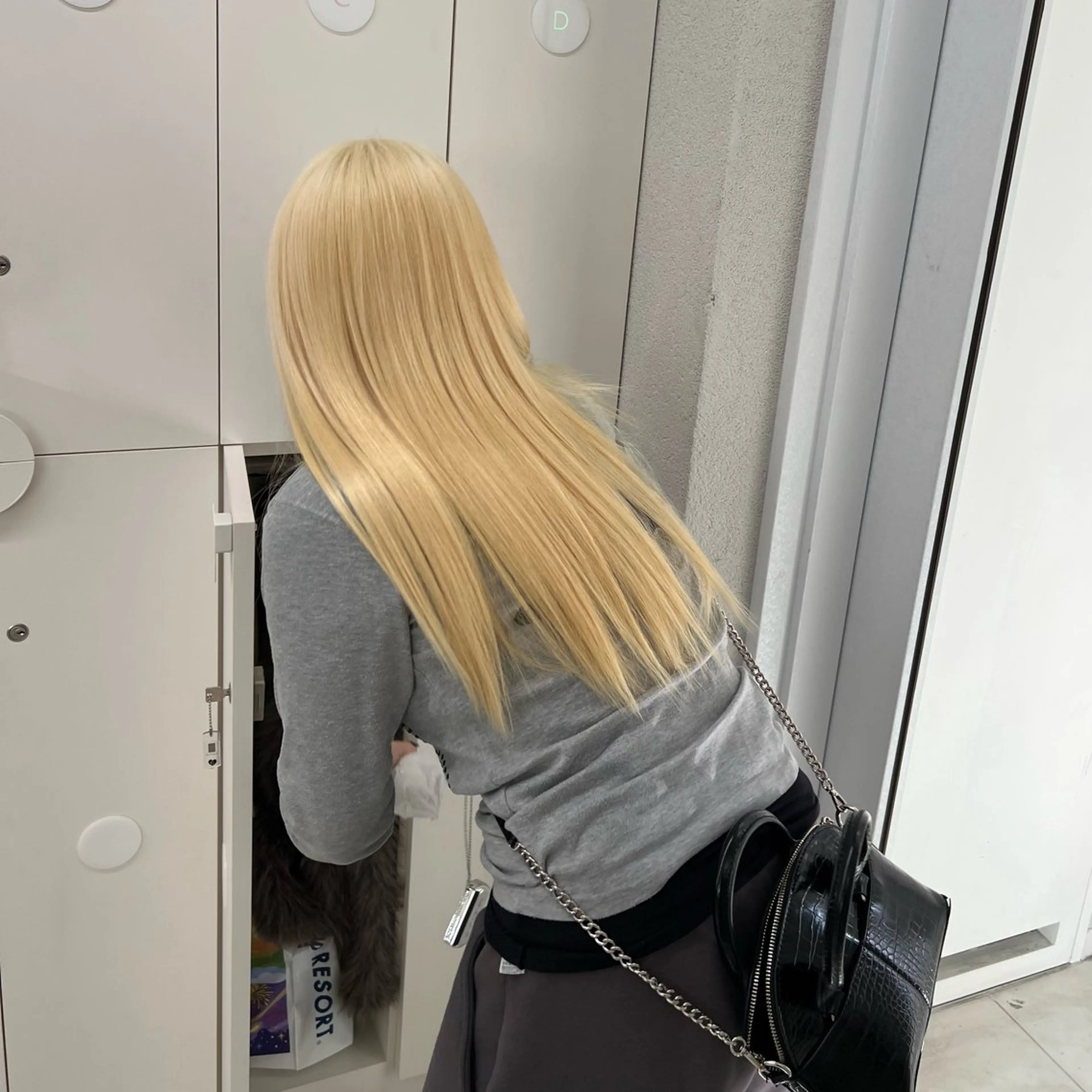 ロング カラー 抜きっぱなしブロンド ハイトーンカラー GAGA所属・GAGA AMIKAのヘアスタイル