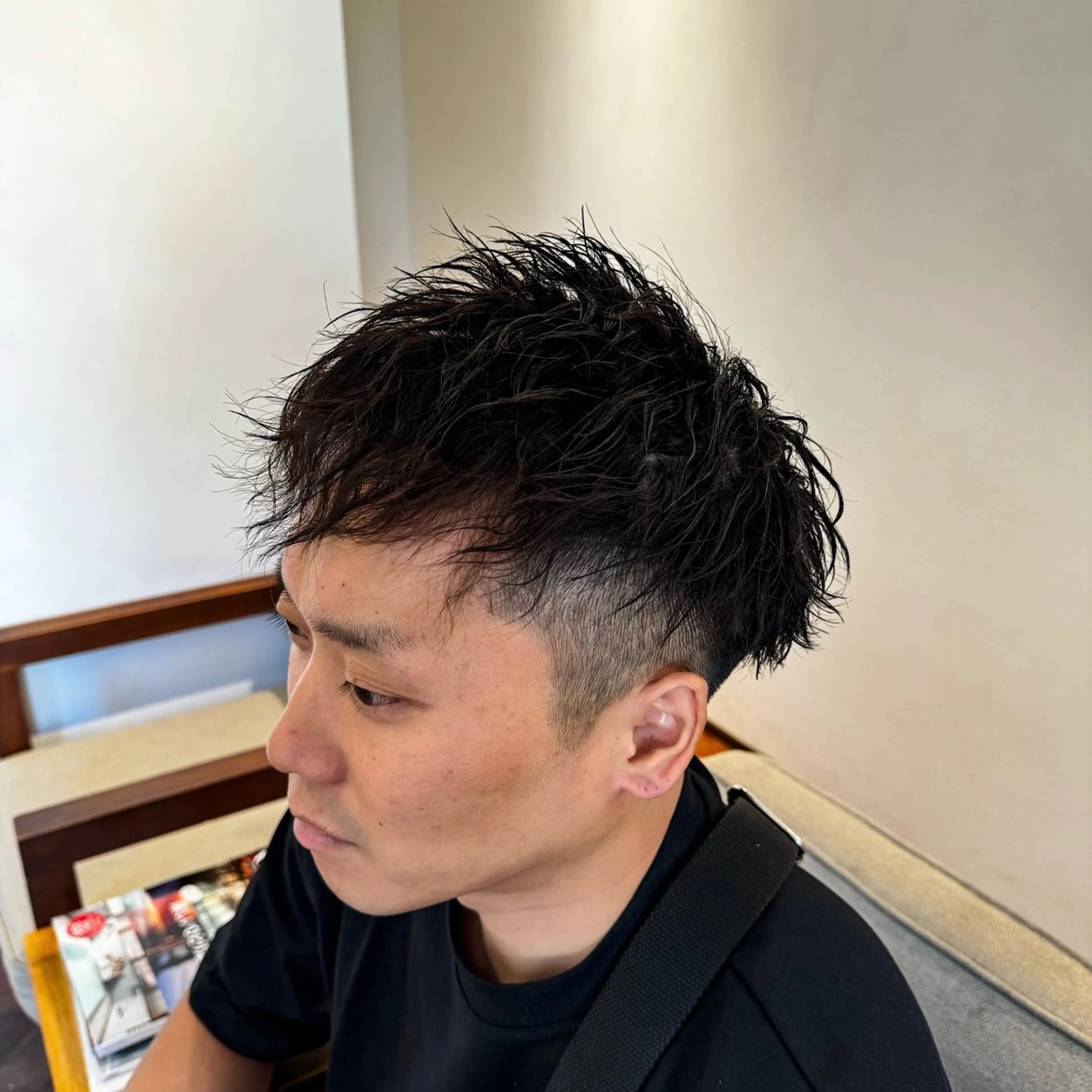 ショート パーマ メンズ センターパート メンズハイライト カルマパーマ マッシュウルフ マッシュ カット パーマ 吉田 新平のヘアスタイル