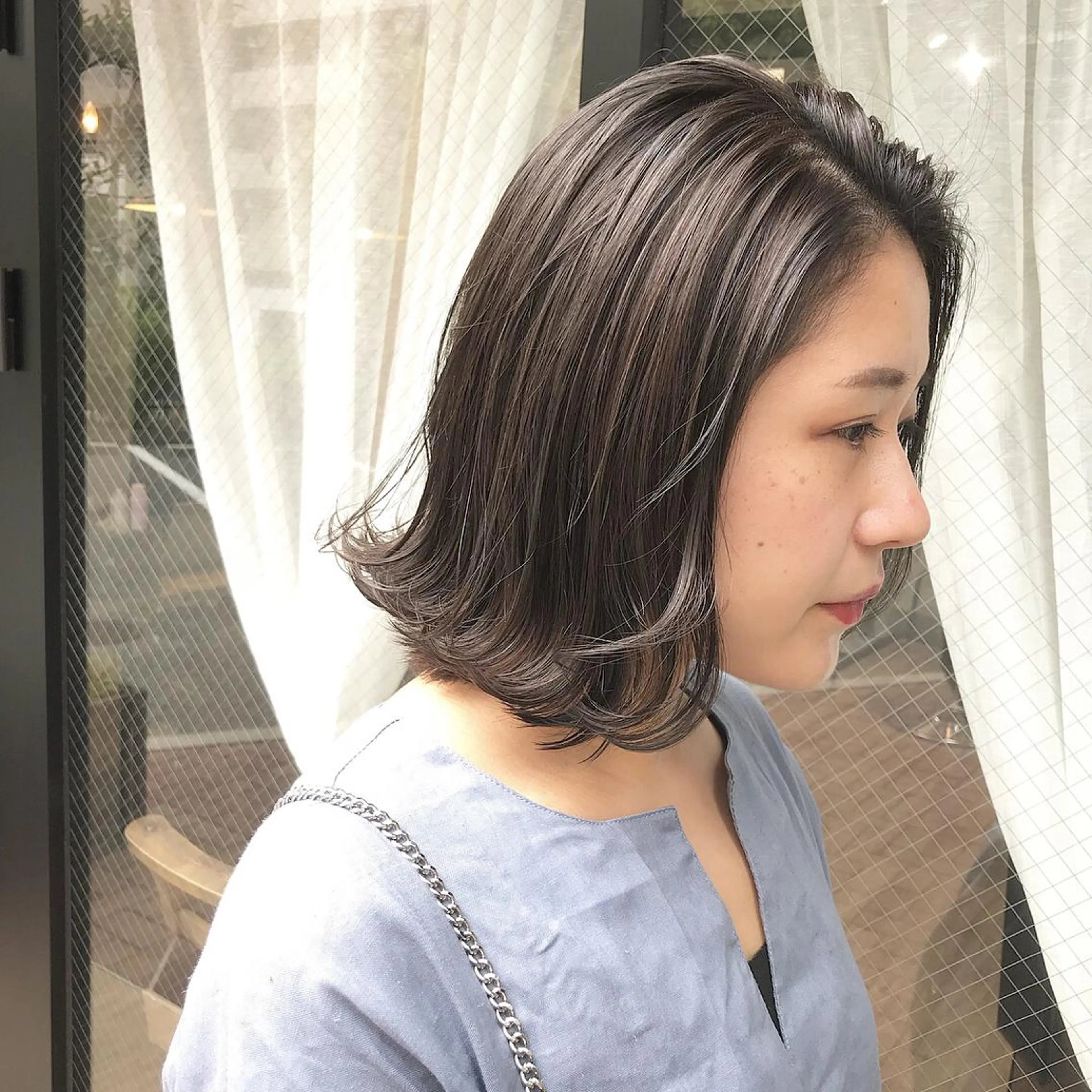 ミディアム カラー グレージュ ヘアカラー トリートメント レイヤー/顔周り /AKARIのヘアスタイル