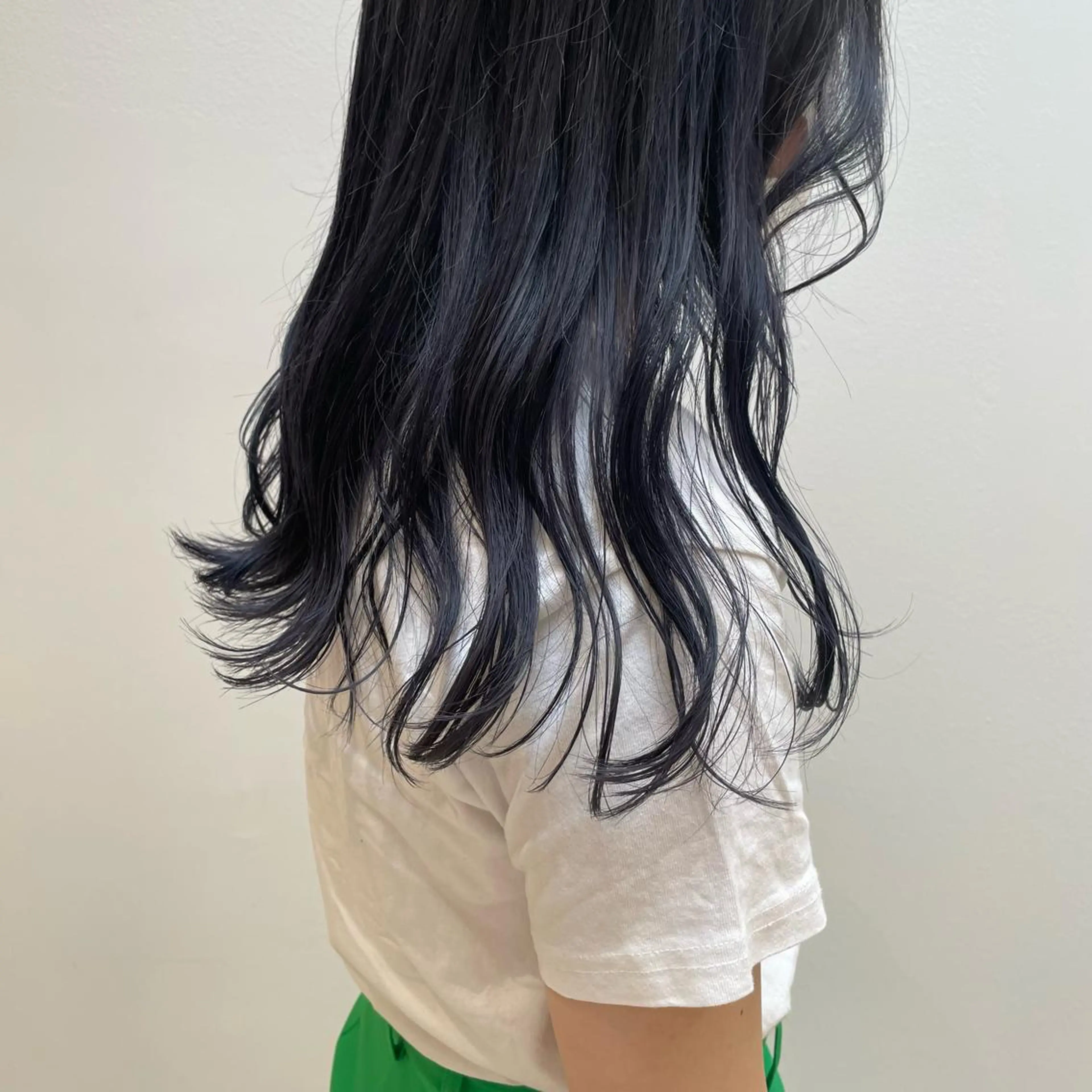 セミロング カラー ブリーチ ネイビーカラー ヘアカラー レイヤー/ハイトーン 🫧‪Erikaのヘアスタイル