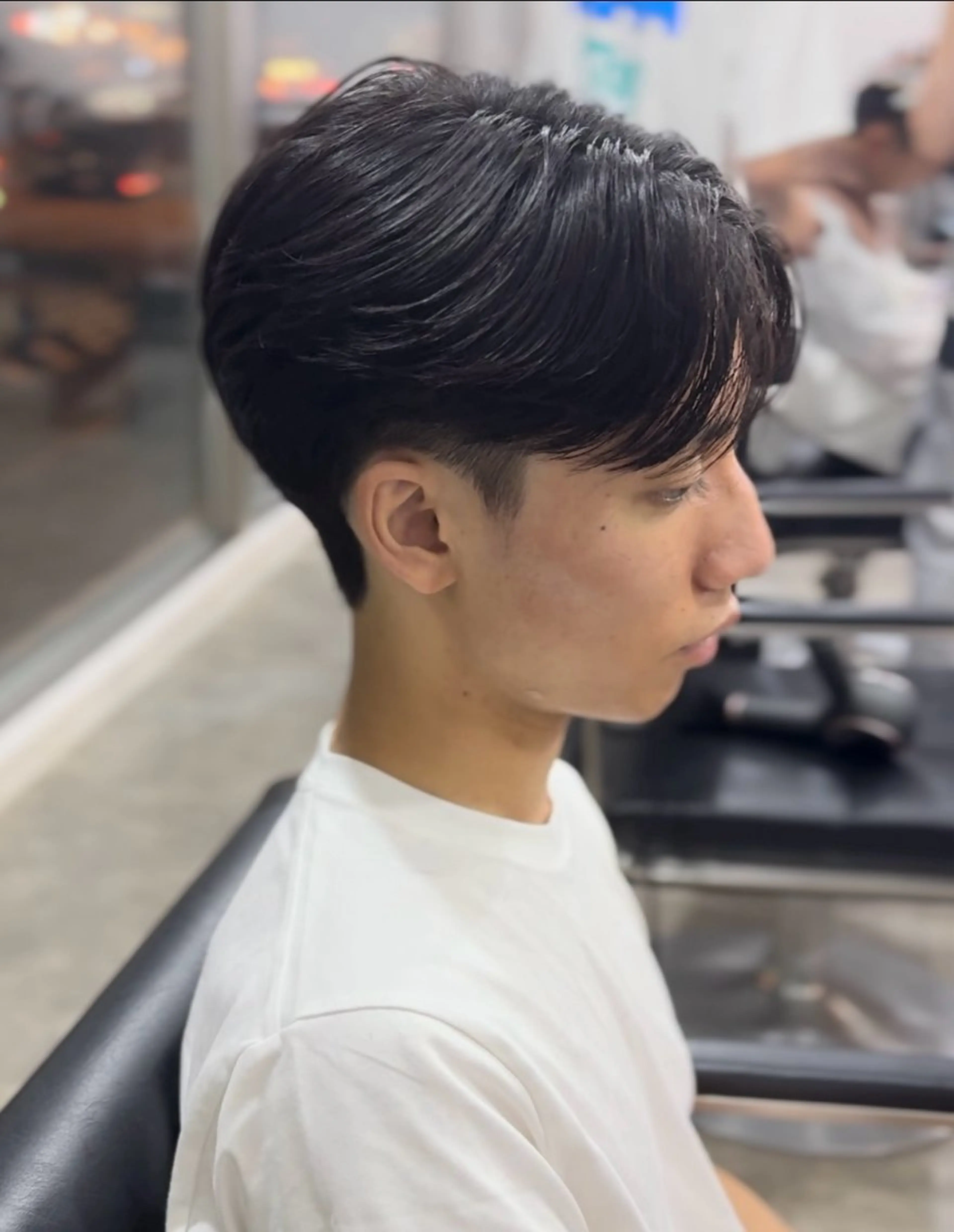 ショート カラー パーマ メンズ センターパート ダウンパーマ カルマパーマ メンズパーマ ニュアンスパーマ カット パーマ ヘアセット 森下 佑大のヘアスタイル