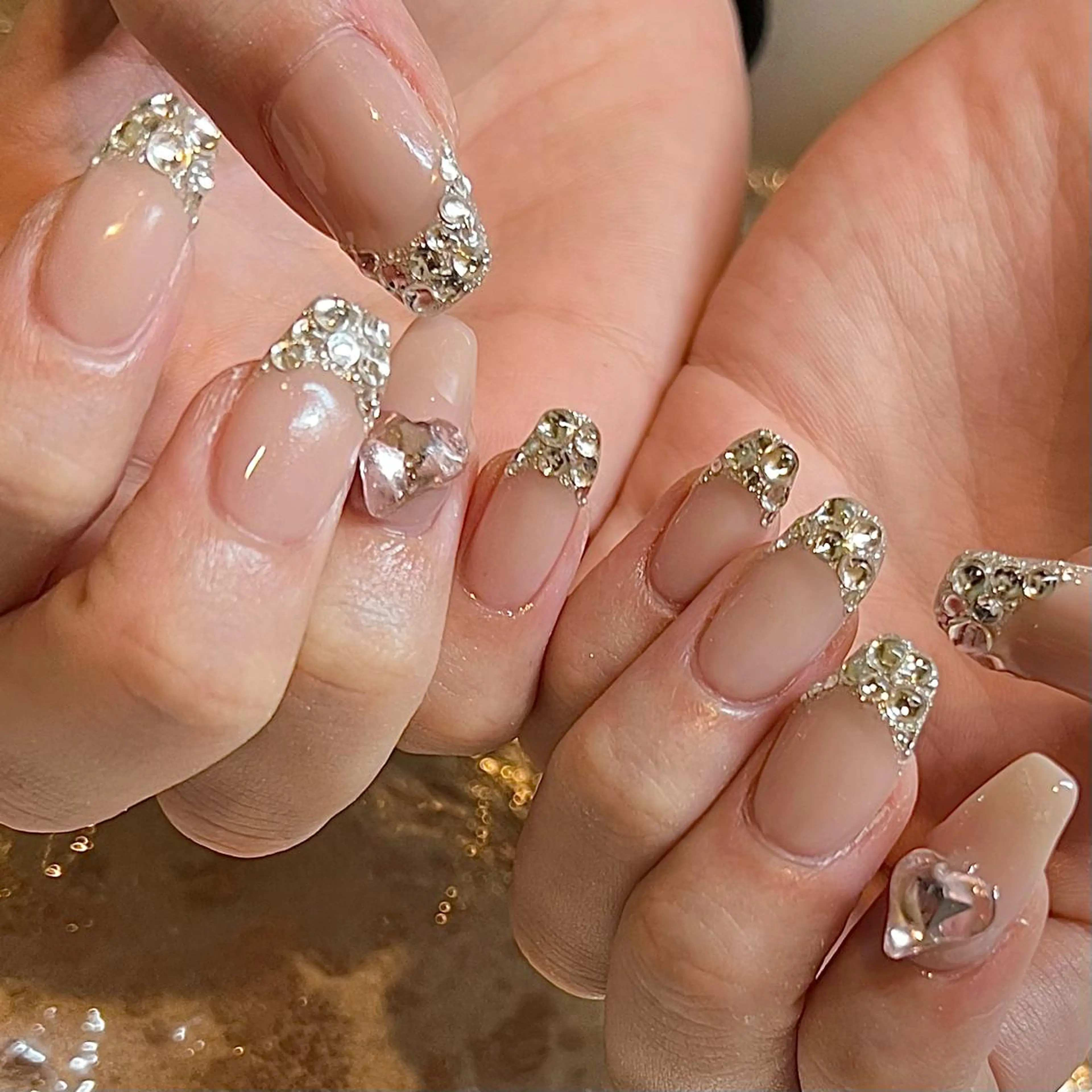 ミディアム ネイル フレンチネイル ストーンネイル ハンドネイル H🌺 NAILのネイルデザイン