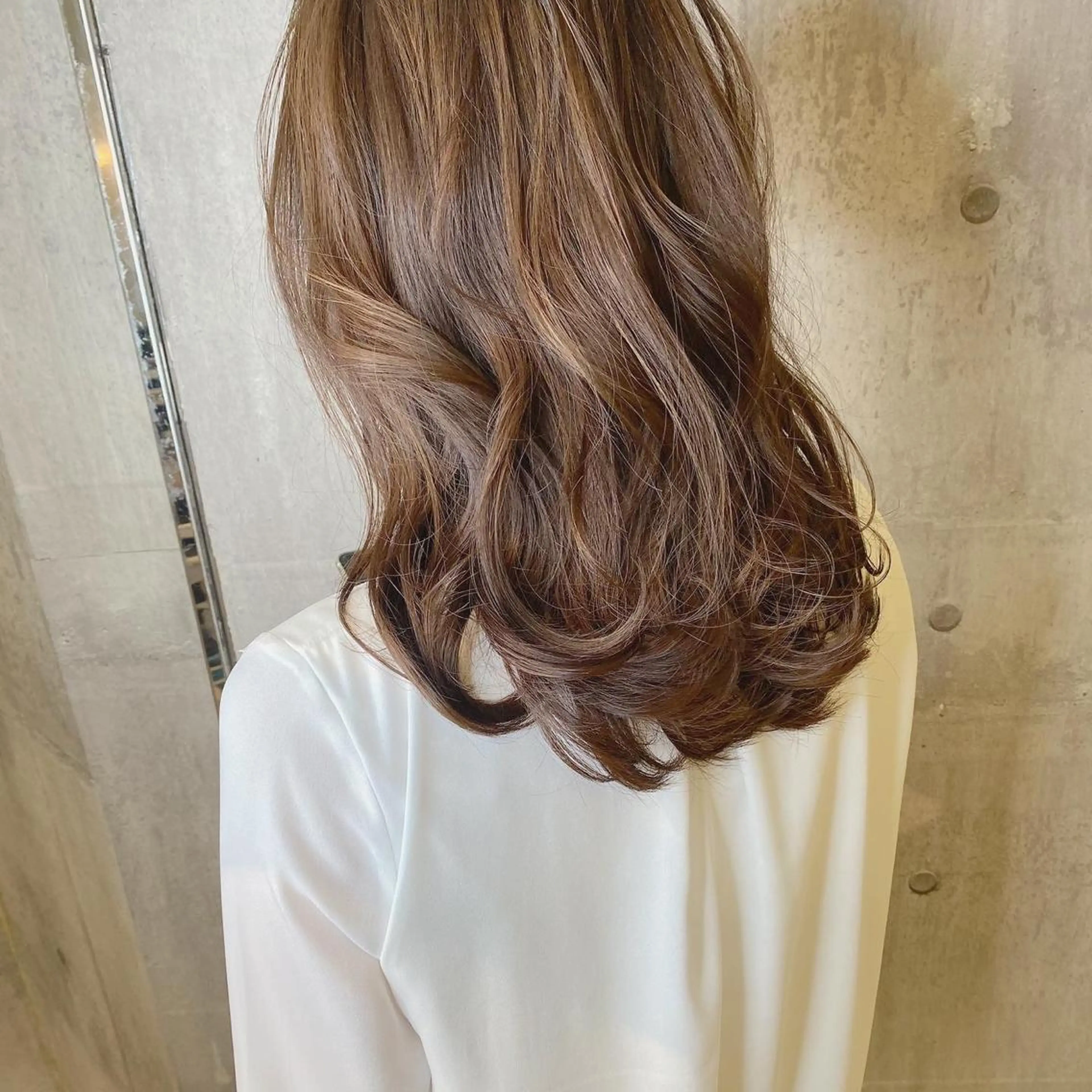 ミディアム カラー ベージュカラー カット パーマ トリートメント 髪質改善ｶﾗｰ ｹｱﾌﾞﾘｰﾁ/ﾀﾑのヘアスタイル