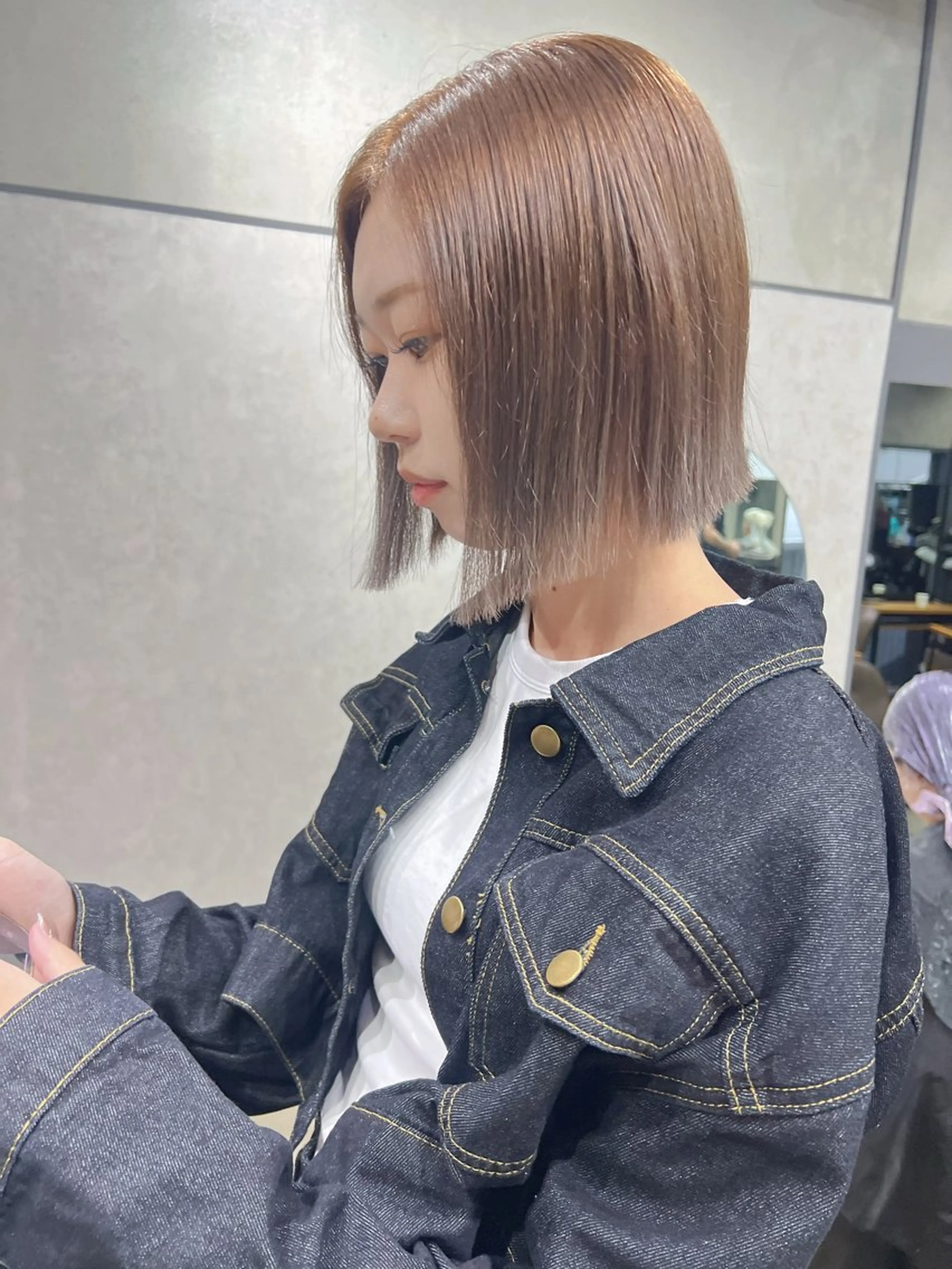 ショート カラー 切りっぱなしボブ ベージュカラー ブリーチ ブリーチなしカラー ボブ カット ヘアカラー ユ イのヘアスタイル