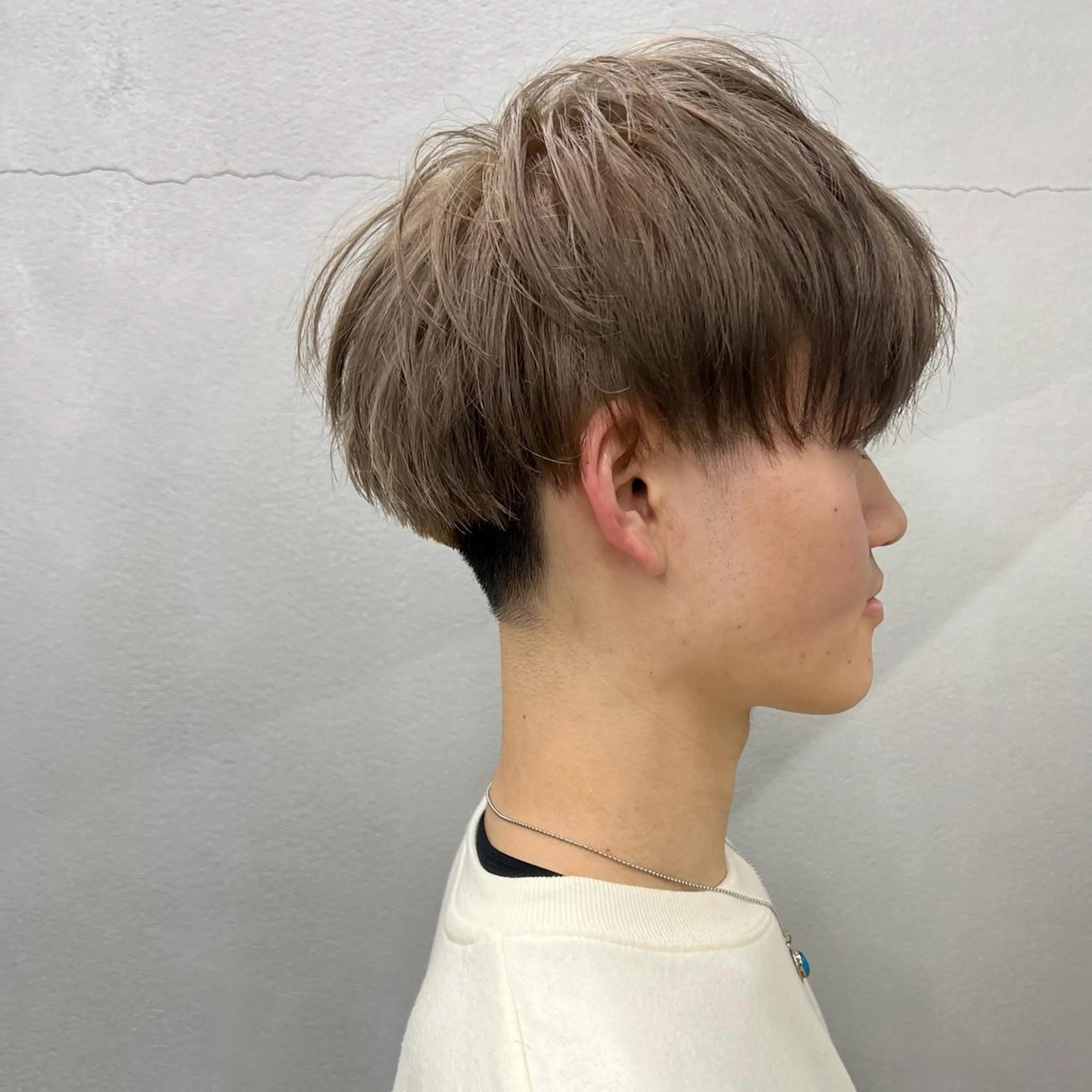 ショート カラー メンズ メンズブリーチ マッシュ ベージュカラー ブリーチ ミルクティーベージュ カット ヘアカラー トリートメント お顔まわりカット🌱 emo.村松泉綺のヘアスタイル