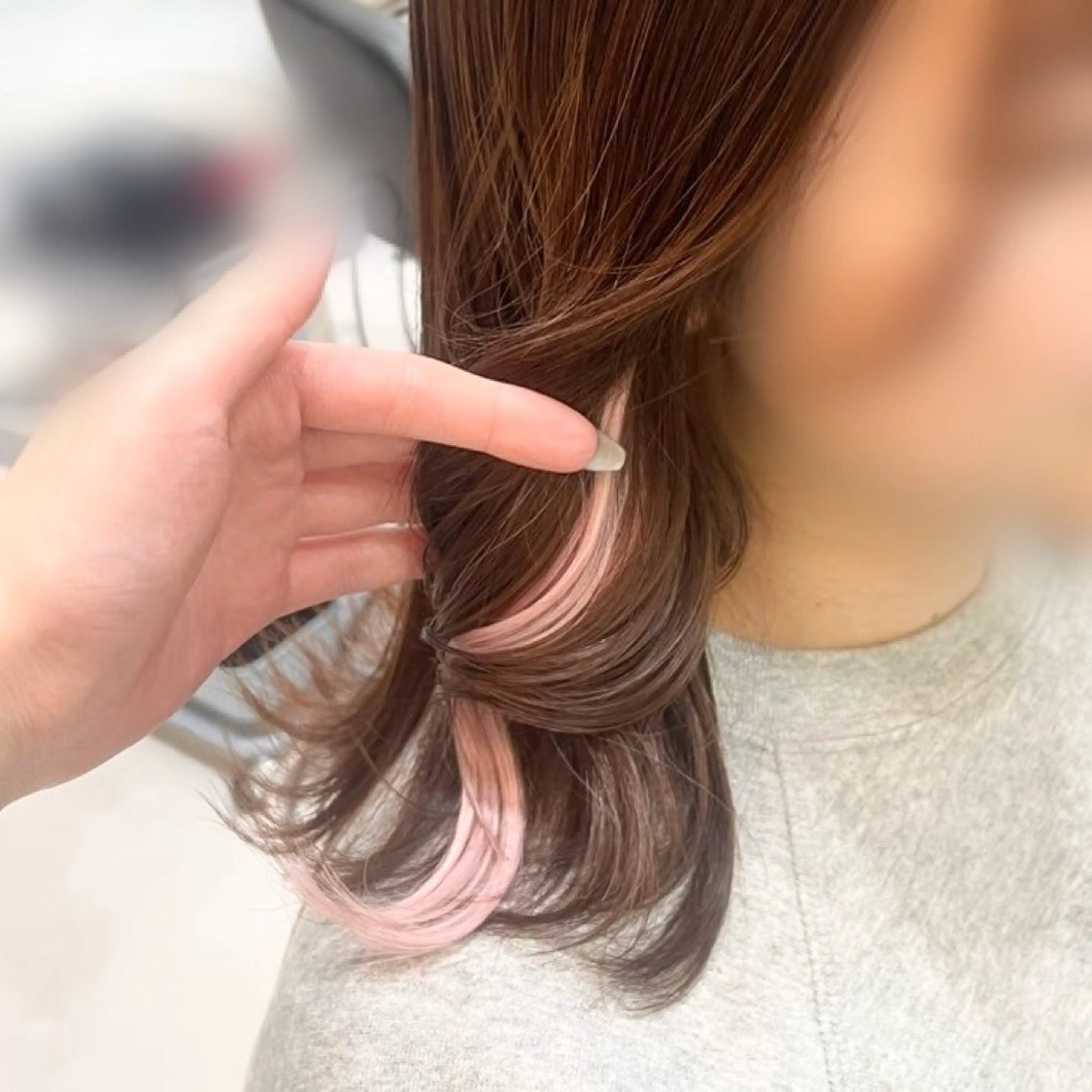 ミディアム カラー グレージュ ピンクカラー ホワイトピンク イヤリングカラー 🫧Natsukiのヘアスタイル