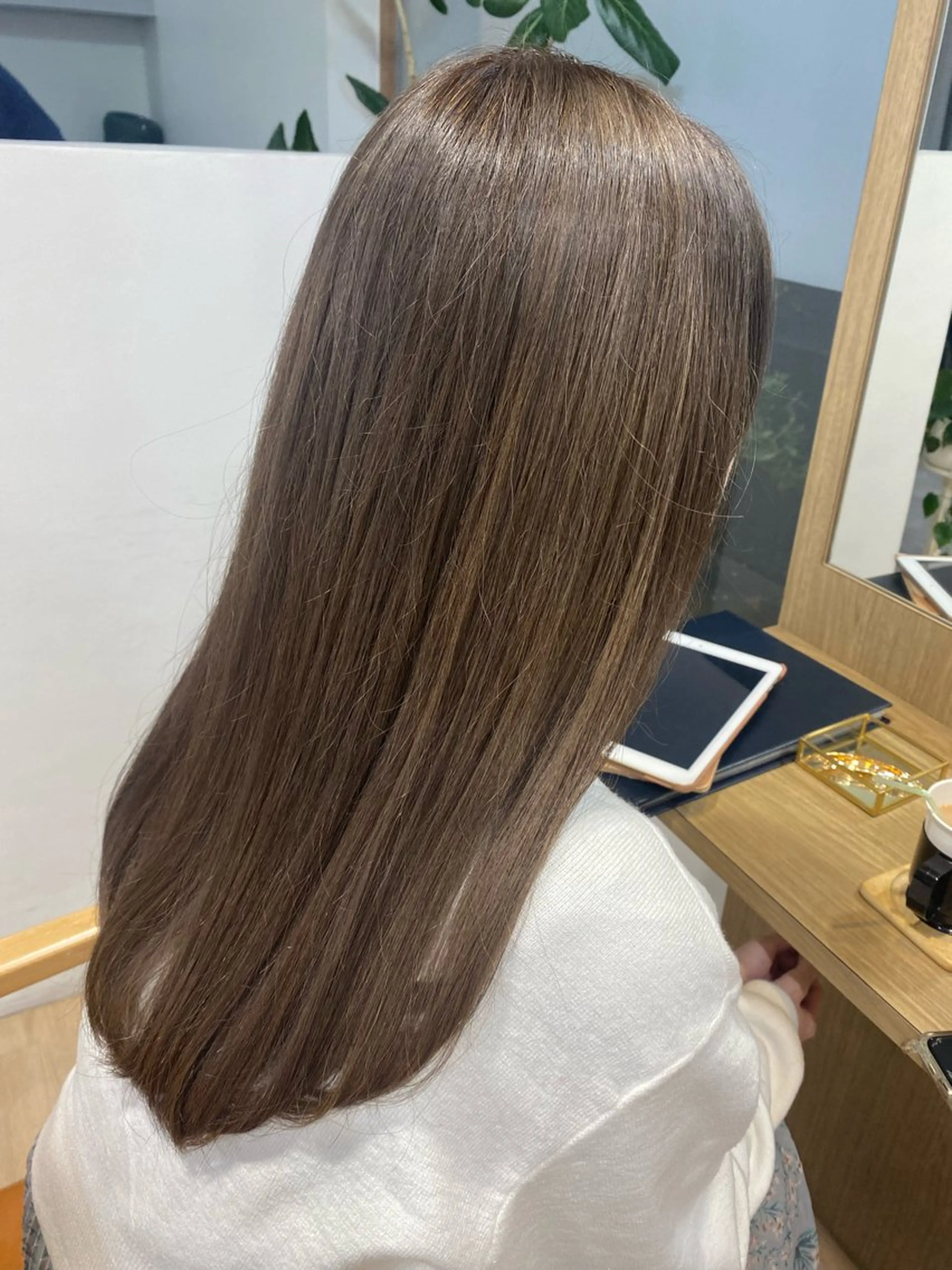 セミロング 小西 サラのヘアスタイル