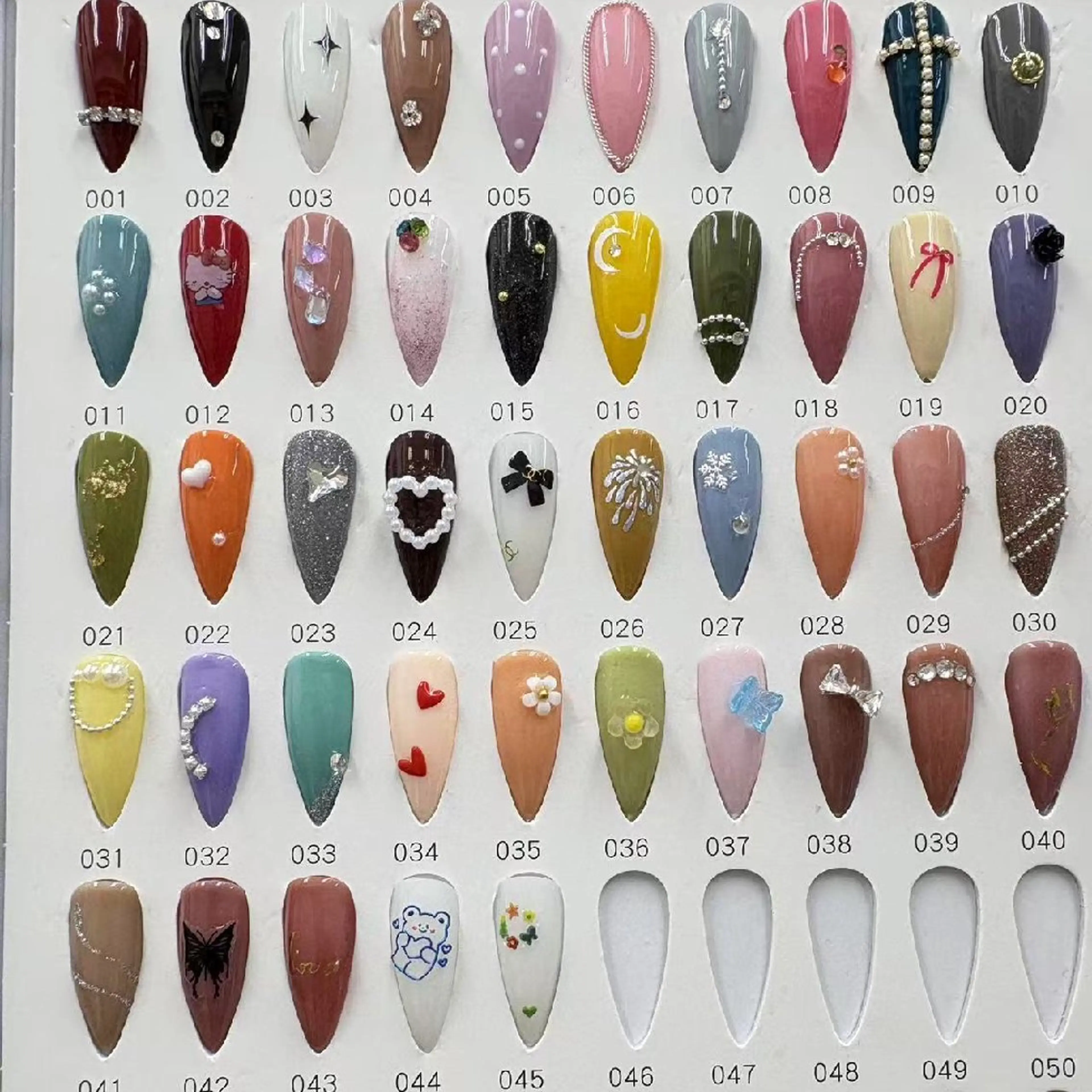 大人気定額デザイン（45種類デザイン）デザイン2本➕スートン2本（自爪ソフトジュルオフ➕500円）の写真