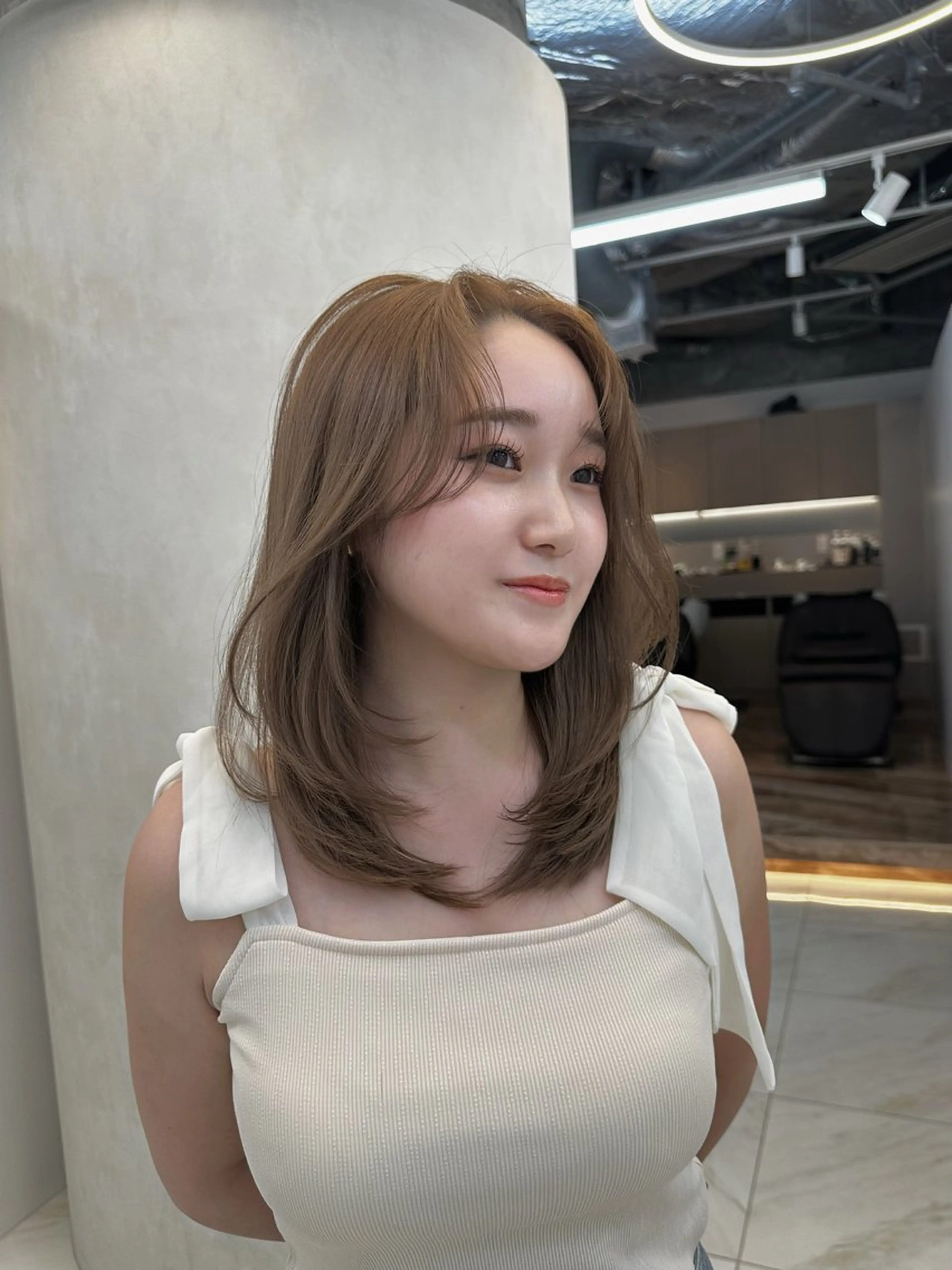 セミロング カラー レイヤーカット ヘアカラー ARMONY表参道店所属・ブリーチなし艶カラー ライムのヘアスタイル