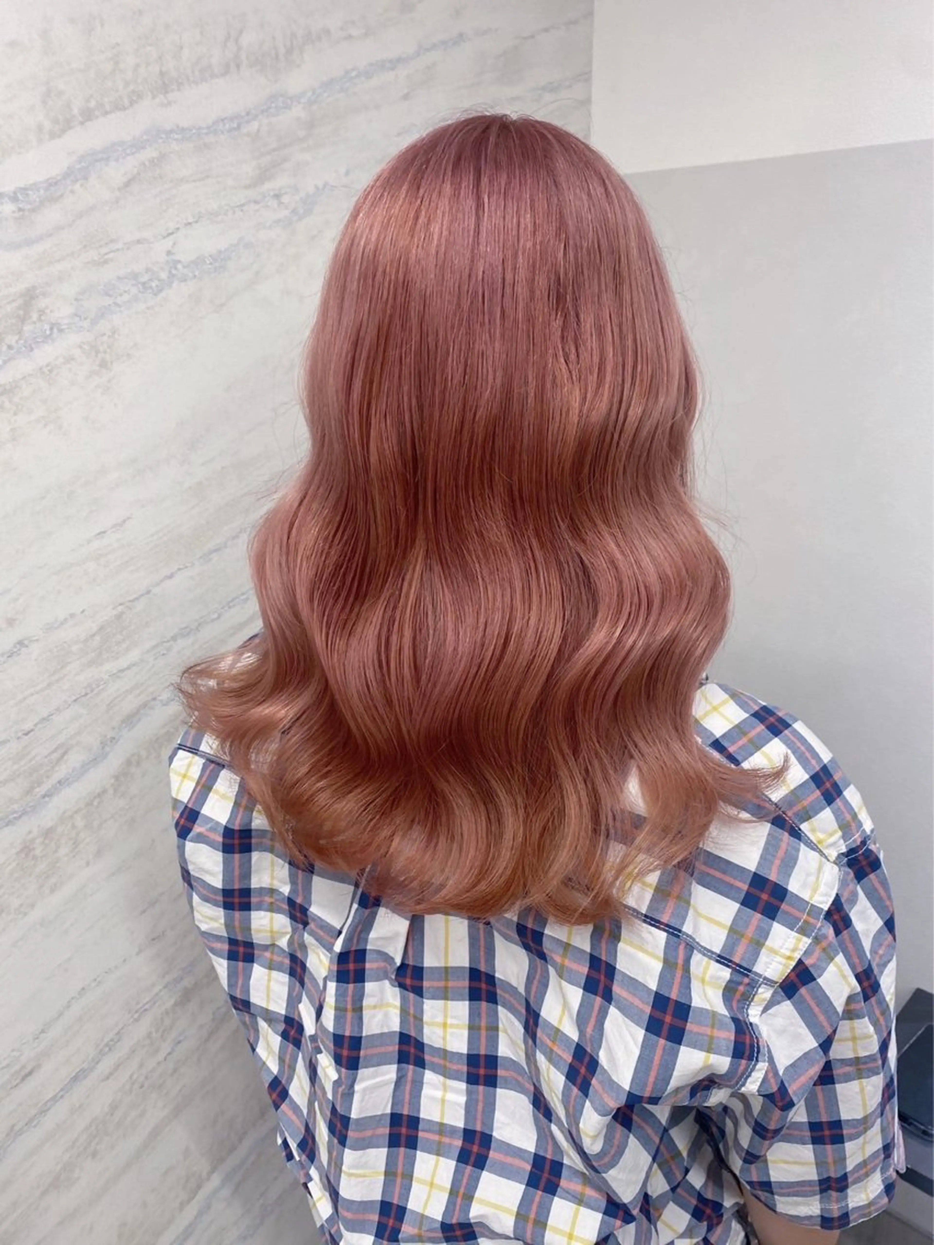 ロング noa 寒色系カラーブリーチのヘアスタイル
