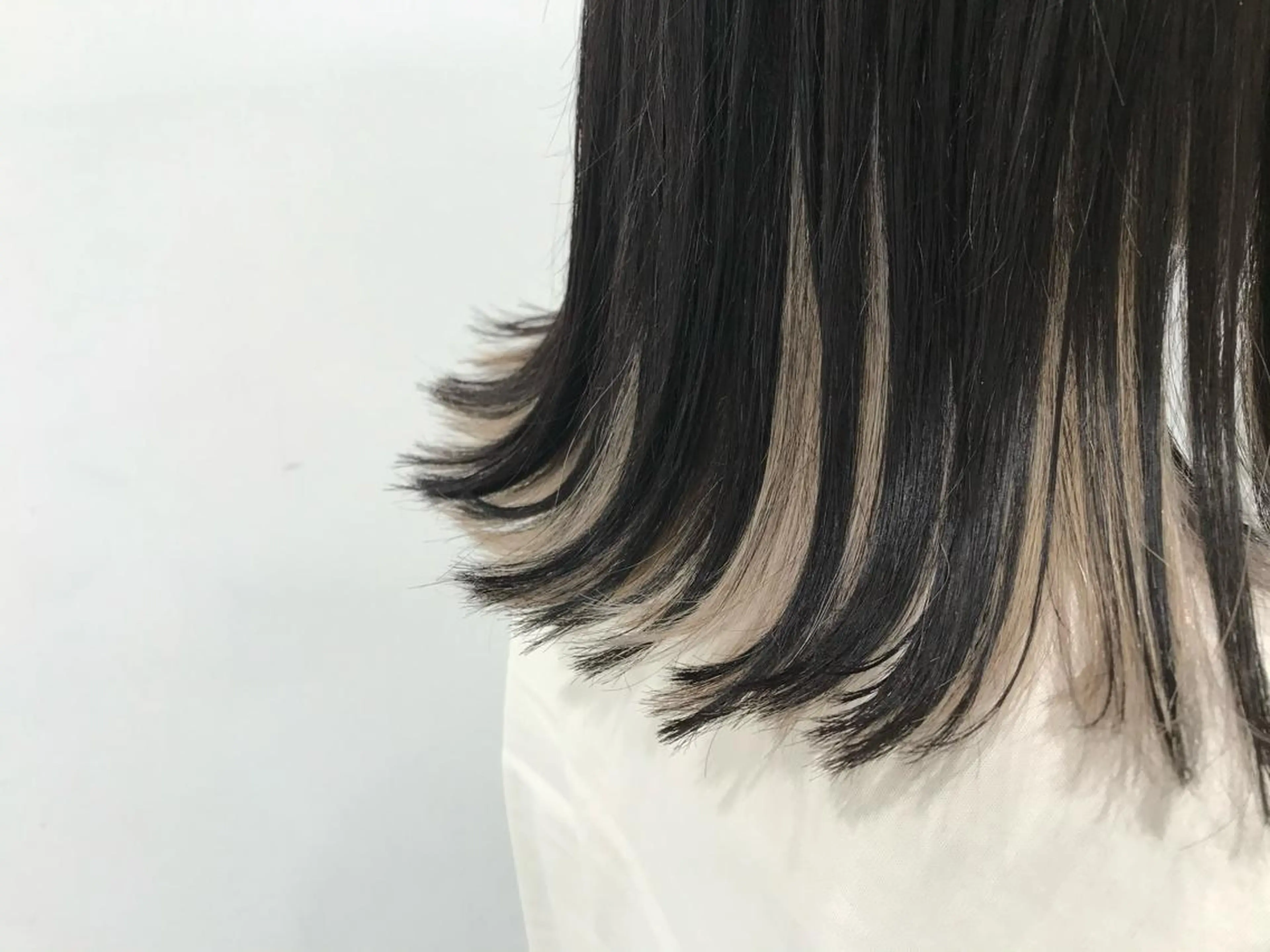 ミディアム カラー ブリーチ Kro ハイトーン×デザインのヘアスタイル