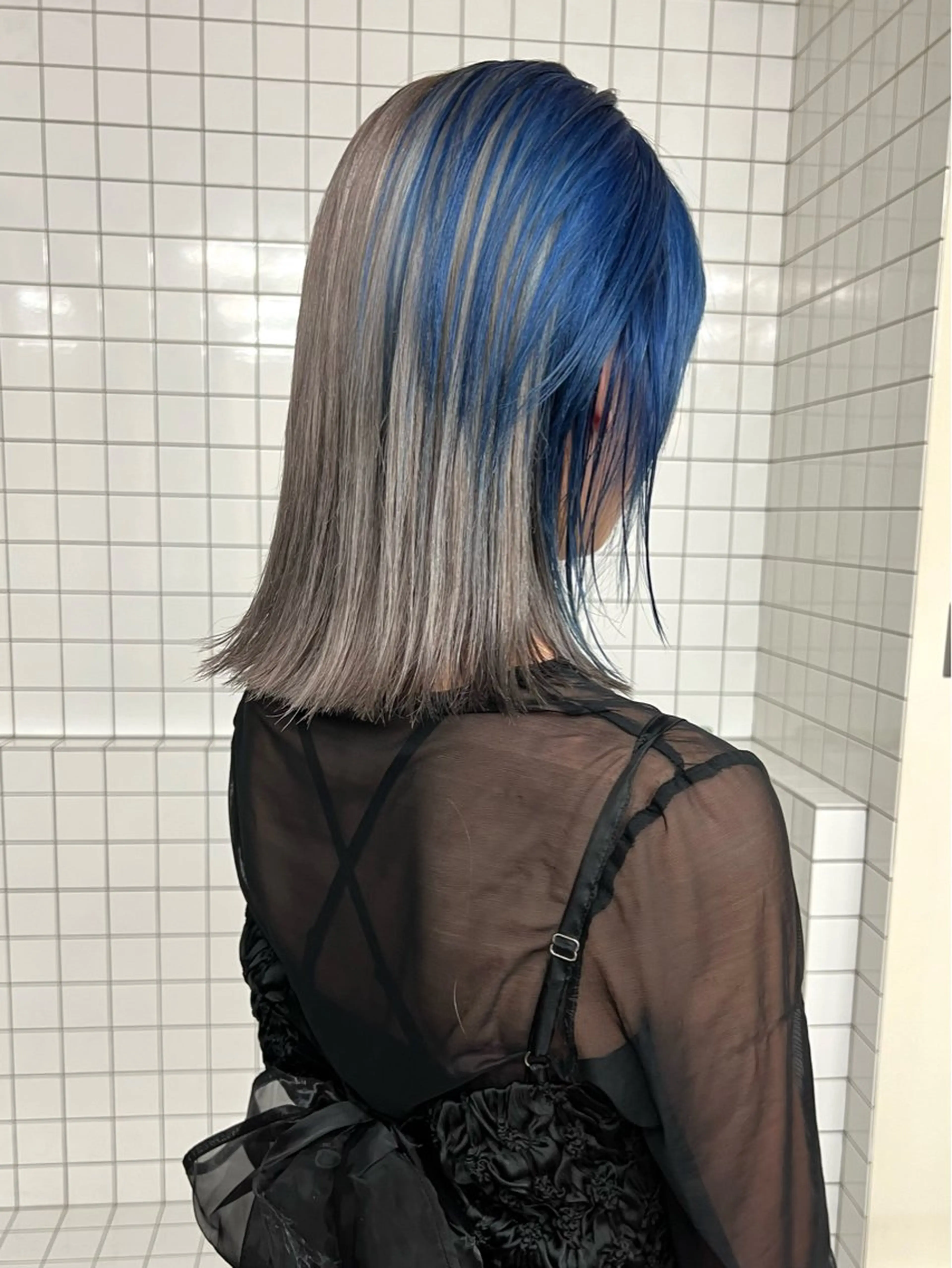 ミディアム カラー アッシュ アッシュブラウン ブリーチ ブラウンカラー ケアブリーチ ヘアカラー トリートメント ヘアセット ニュアンスレイヤー ハイトーンカラーのヘアスタイル