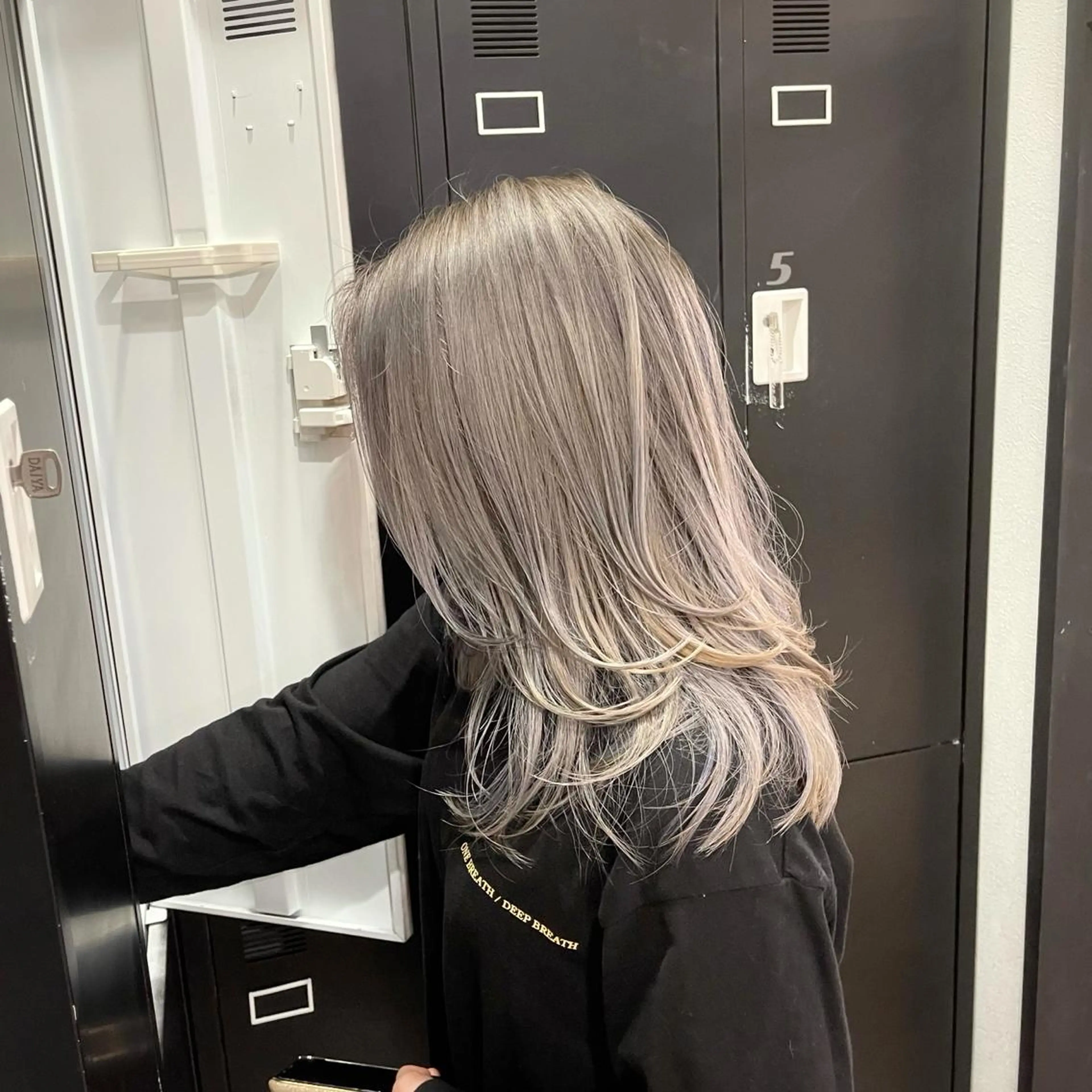 セミロング カラー ヘアアレンジ バレイヤージュ デザインカラー ハイライトカラー 外国人風カラー ハイライト アンドウ ユウ/ レイヤーカット/韓国のヘアスタイル