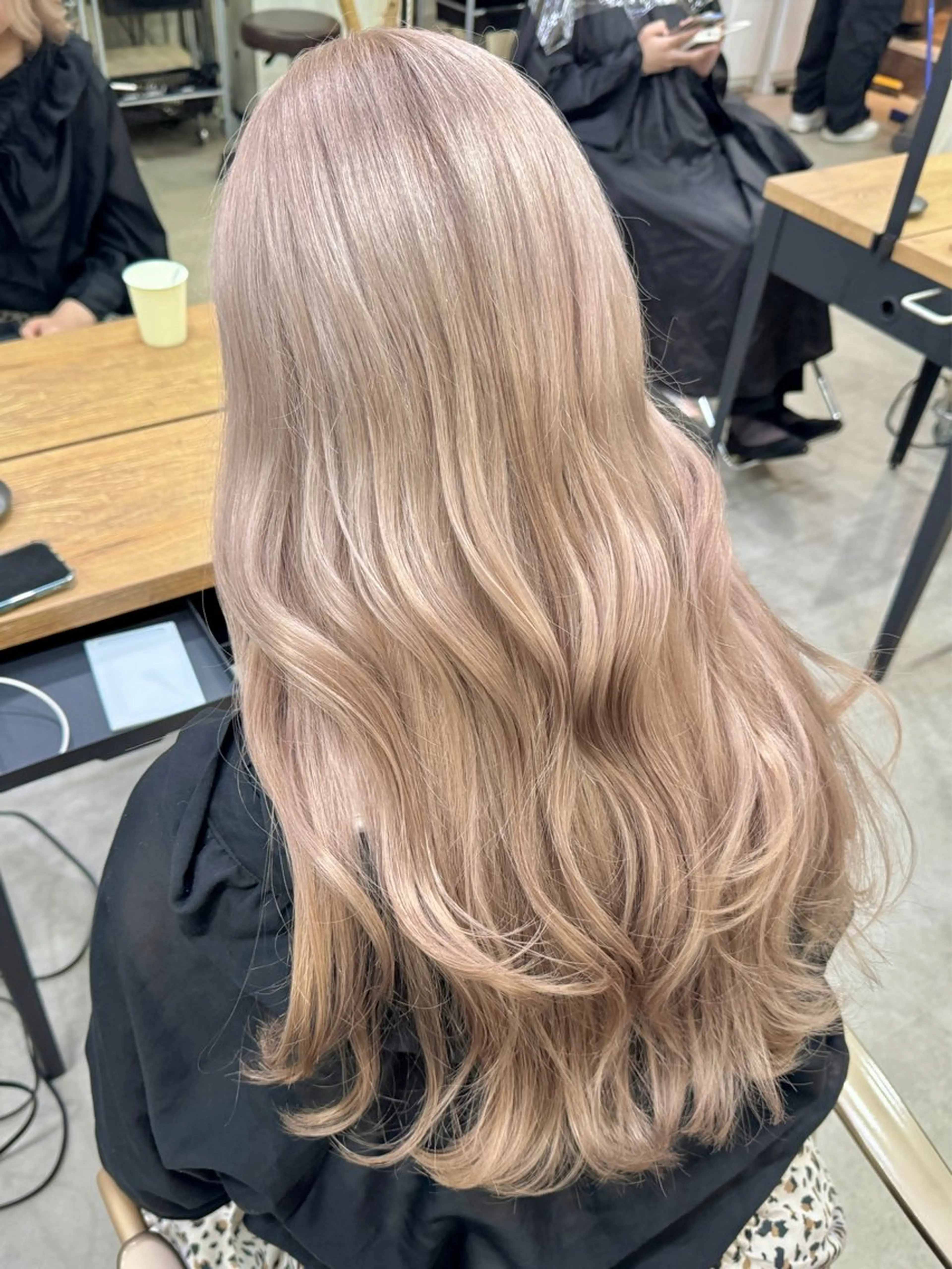 ロング カラー ベージュカラー ミルクティーベージュ ヘアカラー トリートメント 切りっぱなしボブ/ ブリーチカラー/大塚のヘアスタイル