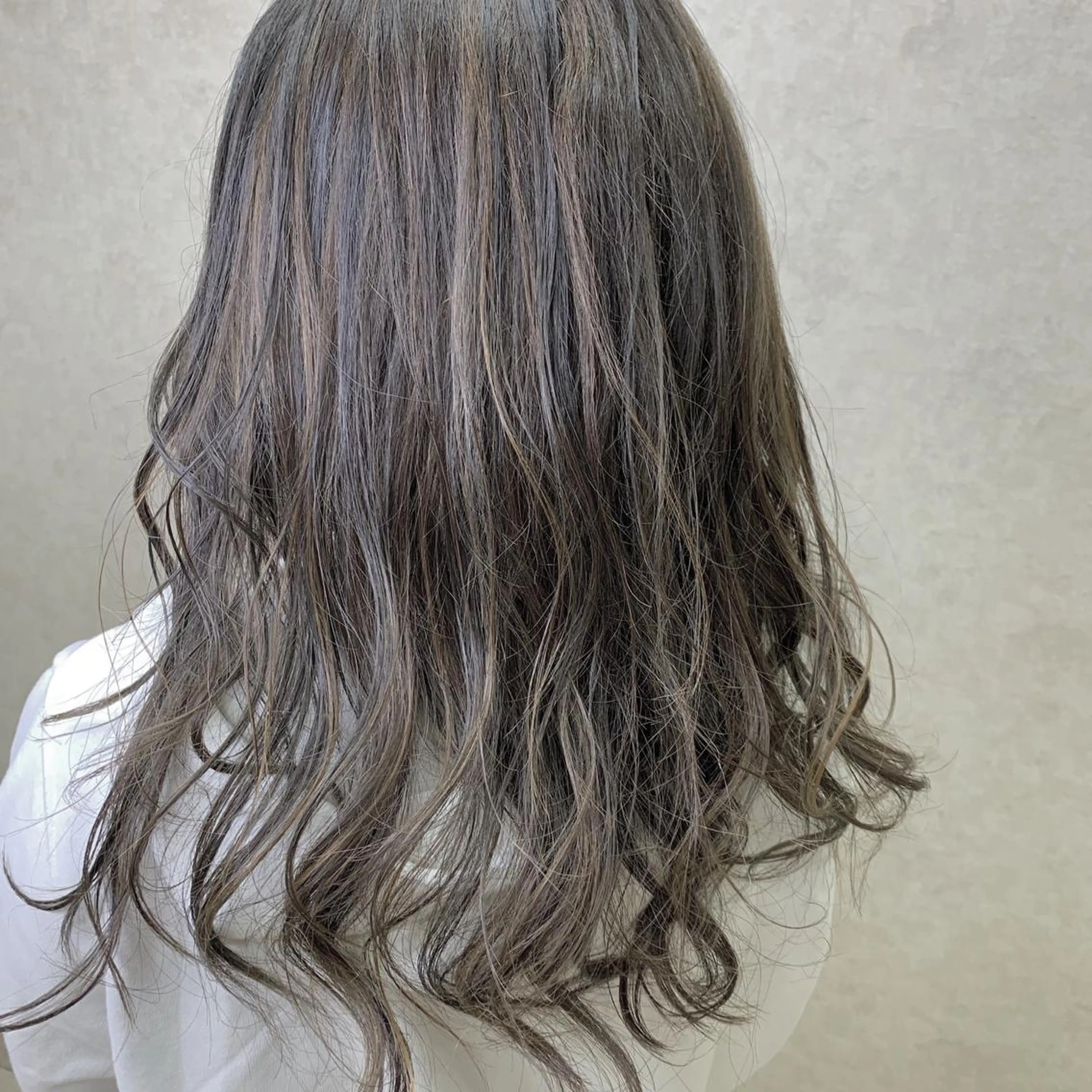 セミロング カラー アディクシーカラー ハイライトカラー ハイライト 竹井 寛喜のヘアスタイル