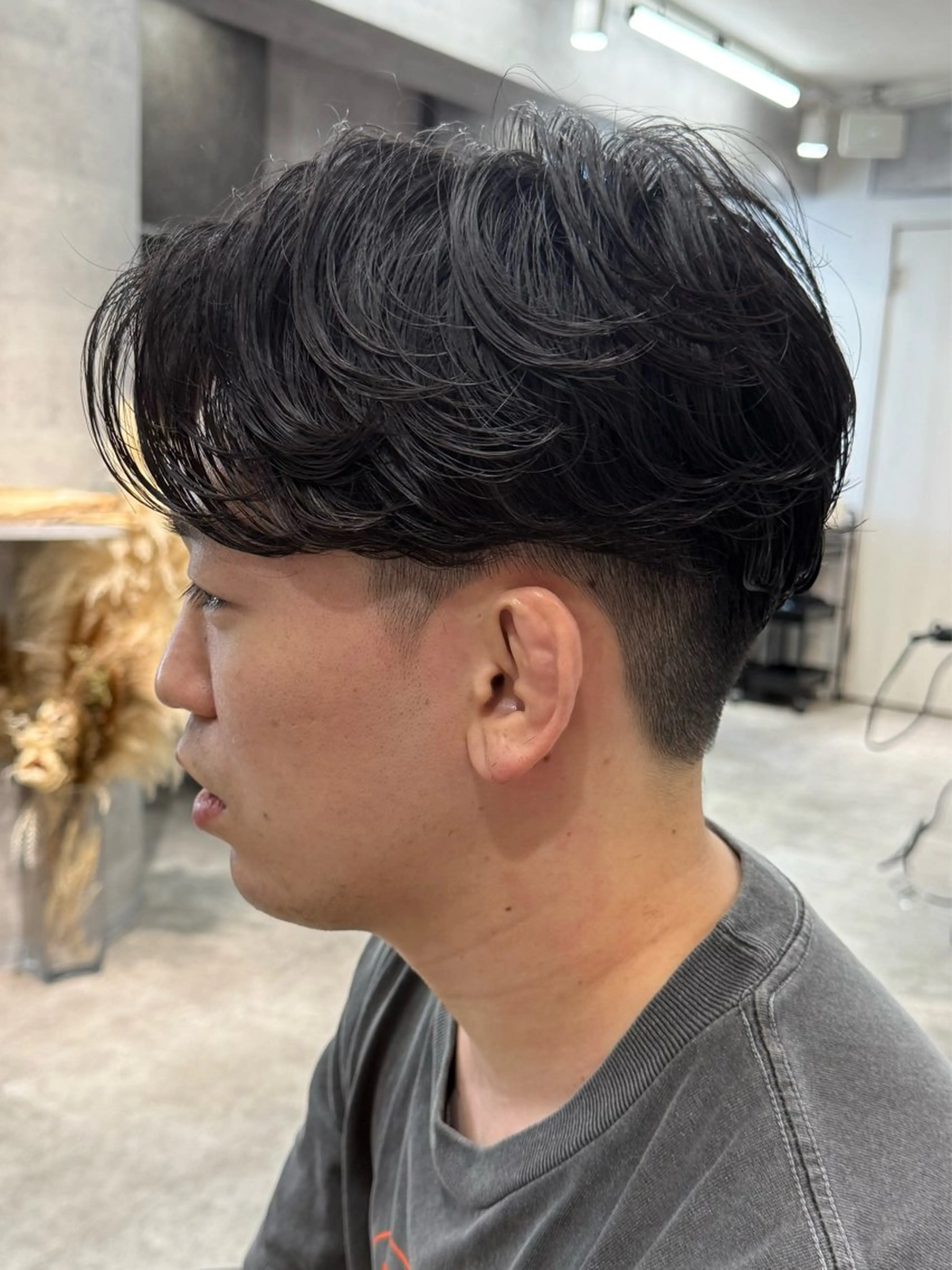 ショート パーマ メンズ ビジネス センターパート フェードカット フェザーパーマ メンズ韓国風 カット パーマ トリートメント ヘアセット youres hair 髪質改善トリートメント&ヘッドスパ　新宿WEST【ユアーズヘア】所属・新宿メンズパーマ TAKEメンズカットのヘアスタイル