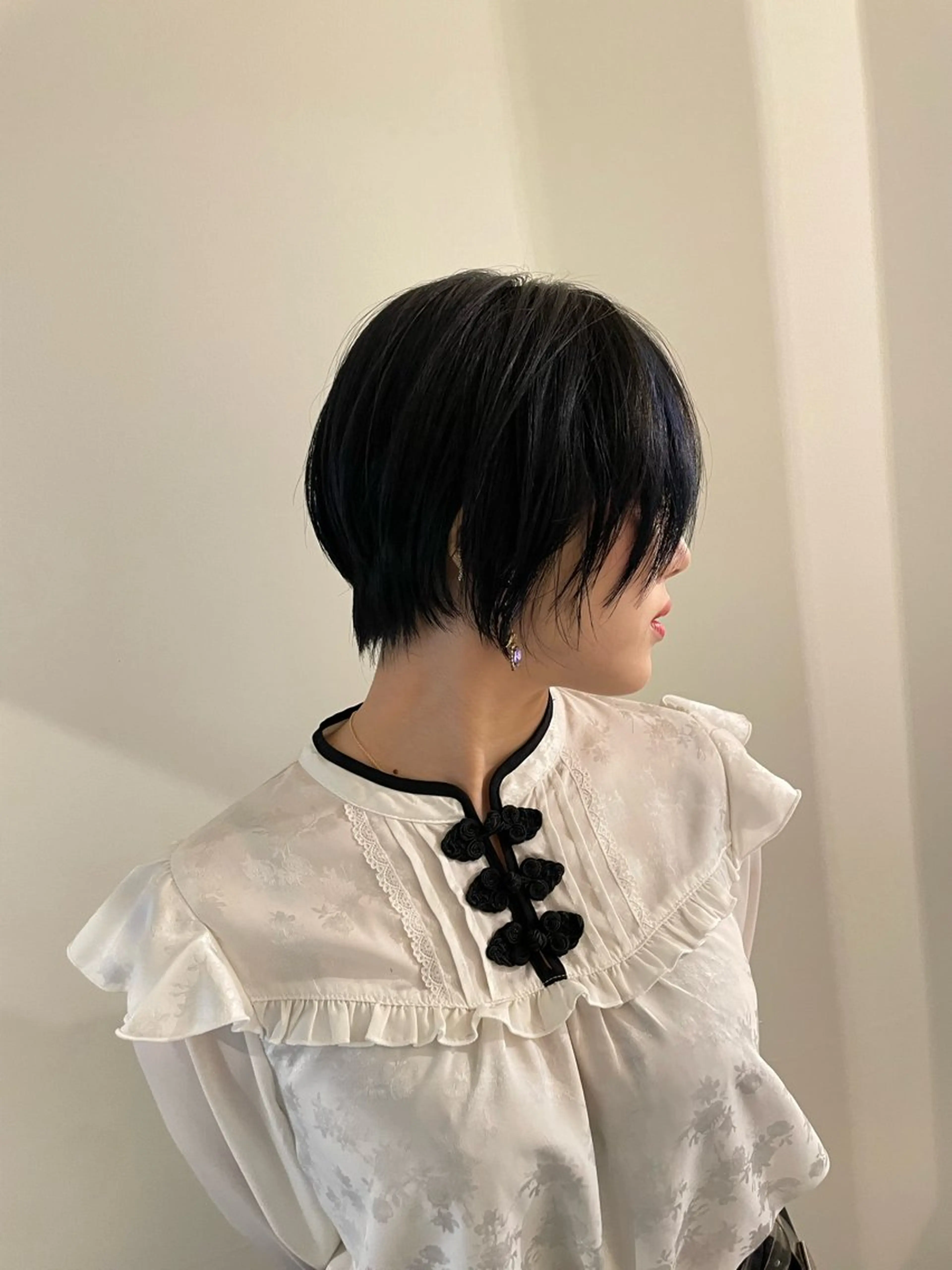 ショート カラー 黒髪 ブルーカラー ブルーブラック ショートヘア 透け感カラー🫧 加納トモヒロのヘアスタイル