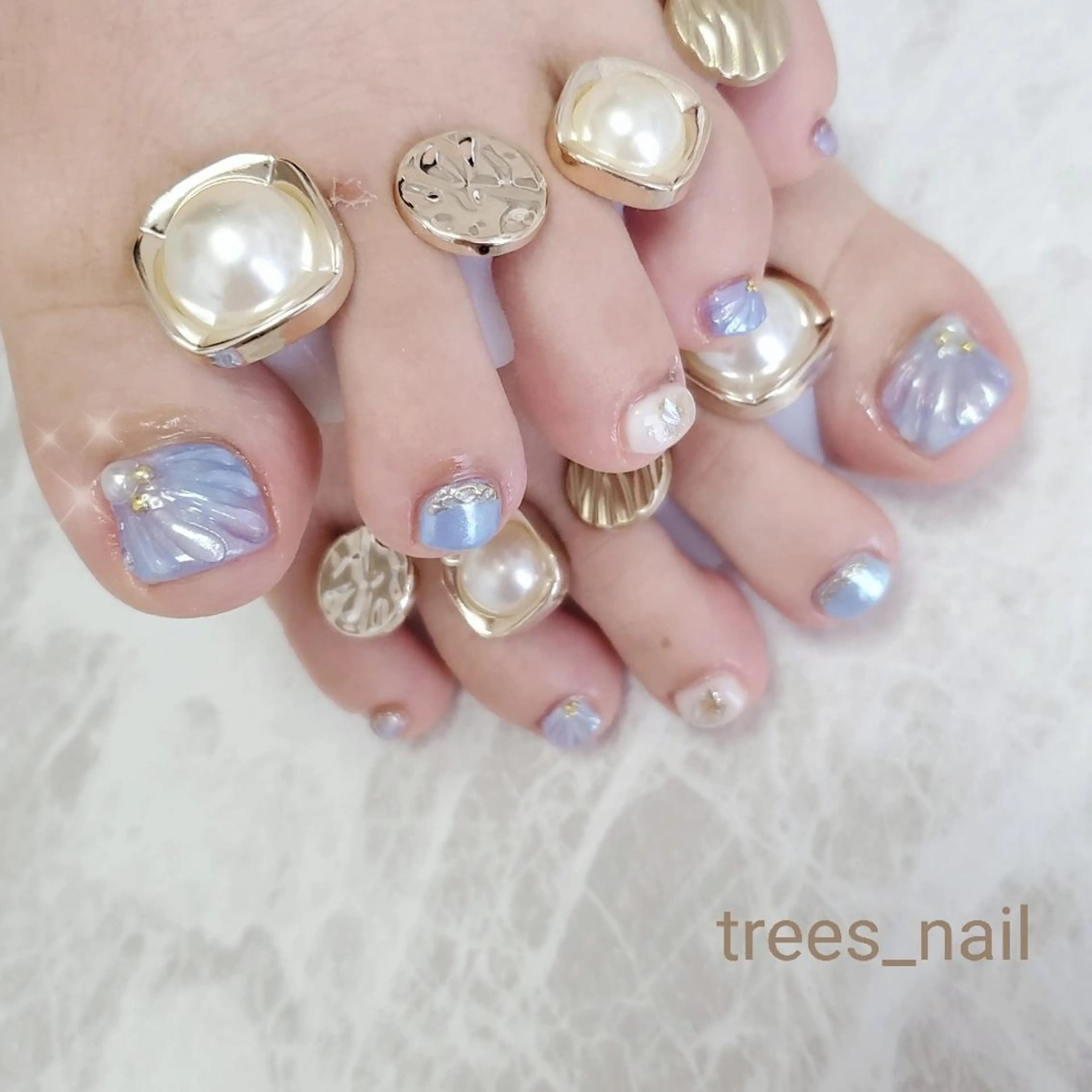 ネイル オーロラネイル フットネイル 水色 ミラーネイル ニュアンスネイル ハンドネイル フットネイル trees_ nailのネイルデザイン