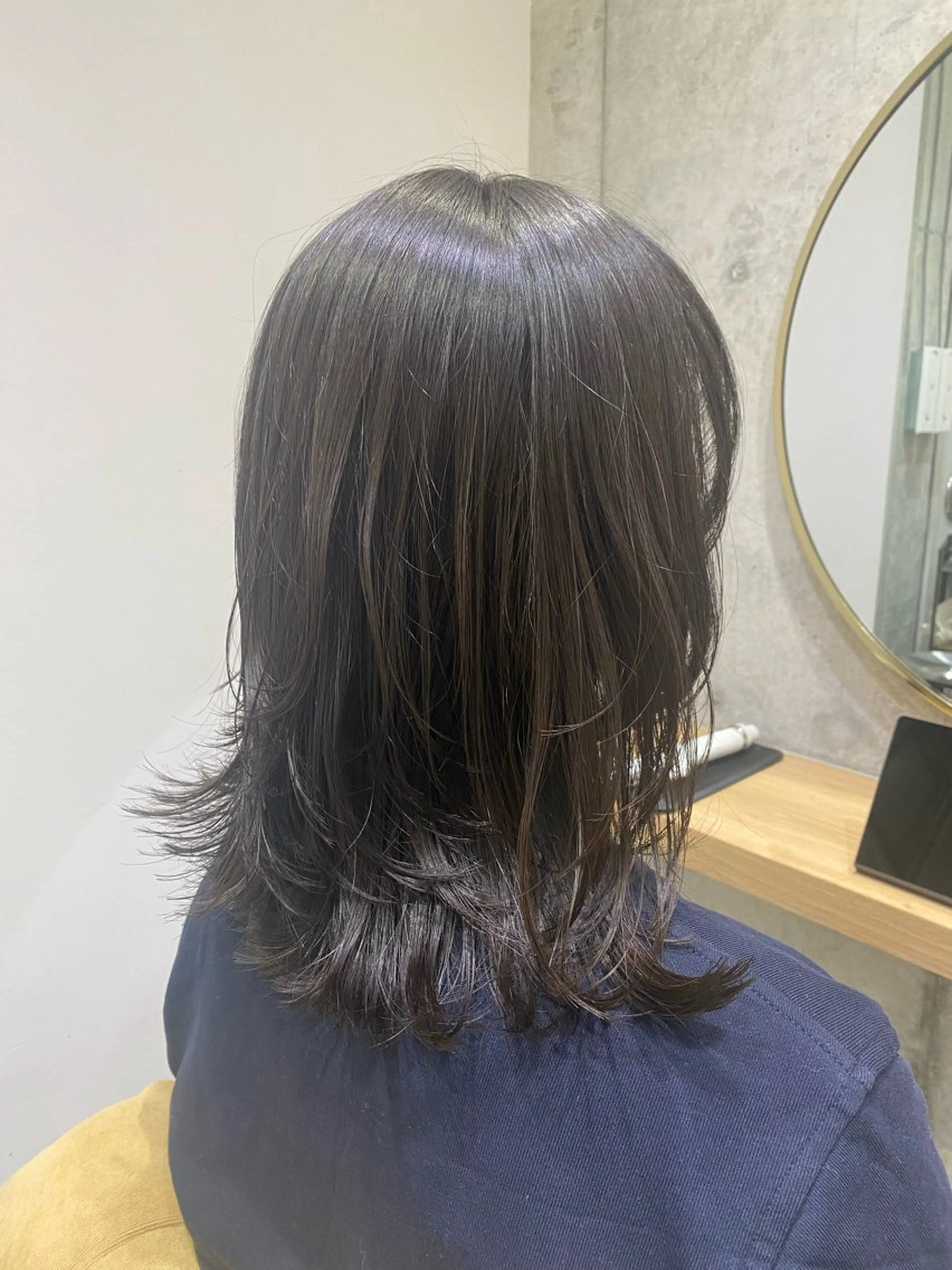 ミディアム レイヤーカット fumi🪞血色感 アップ艶カラーのヘアスタイル