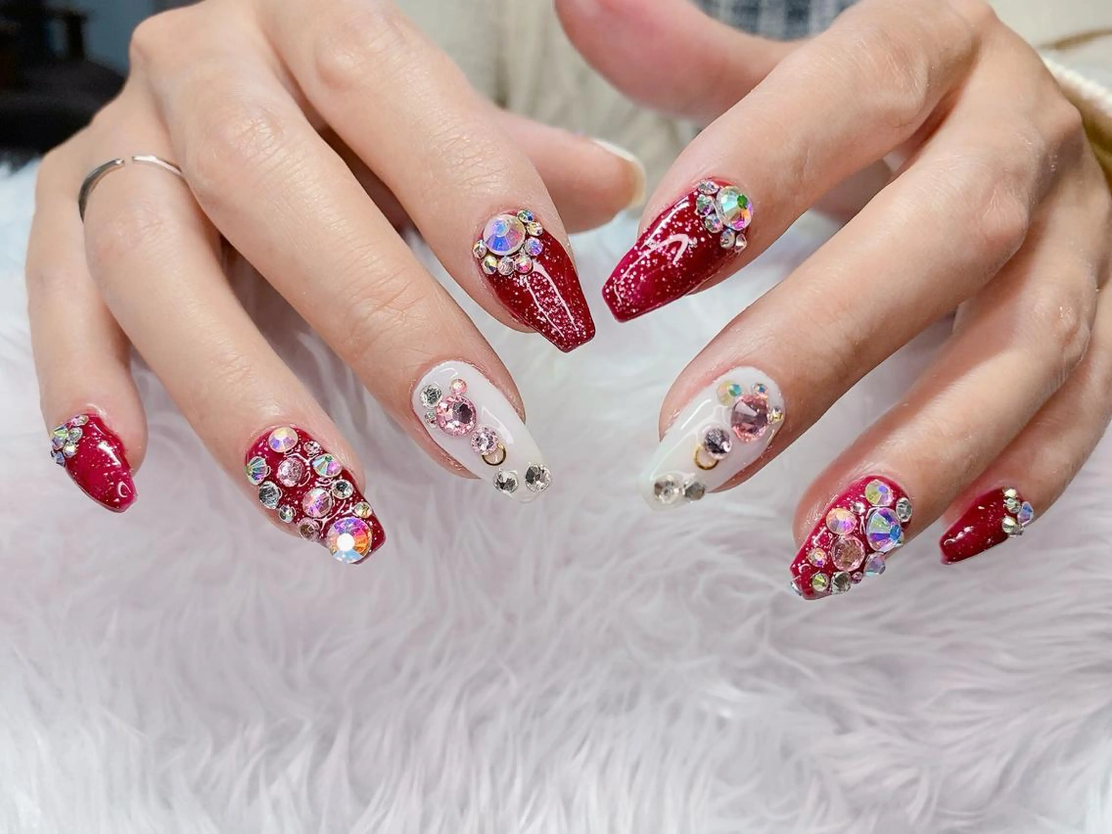 アートゴテゴテやり放題💅✨ゴージャス、キラキラ、ストーン3本以上アートで皆から注目されちゃう定番ネイル❤の写真