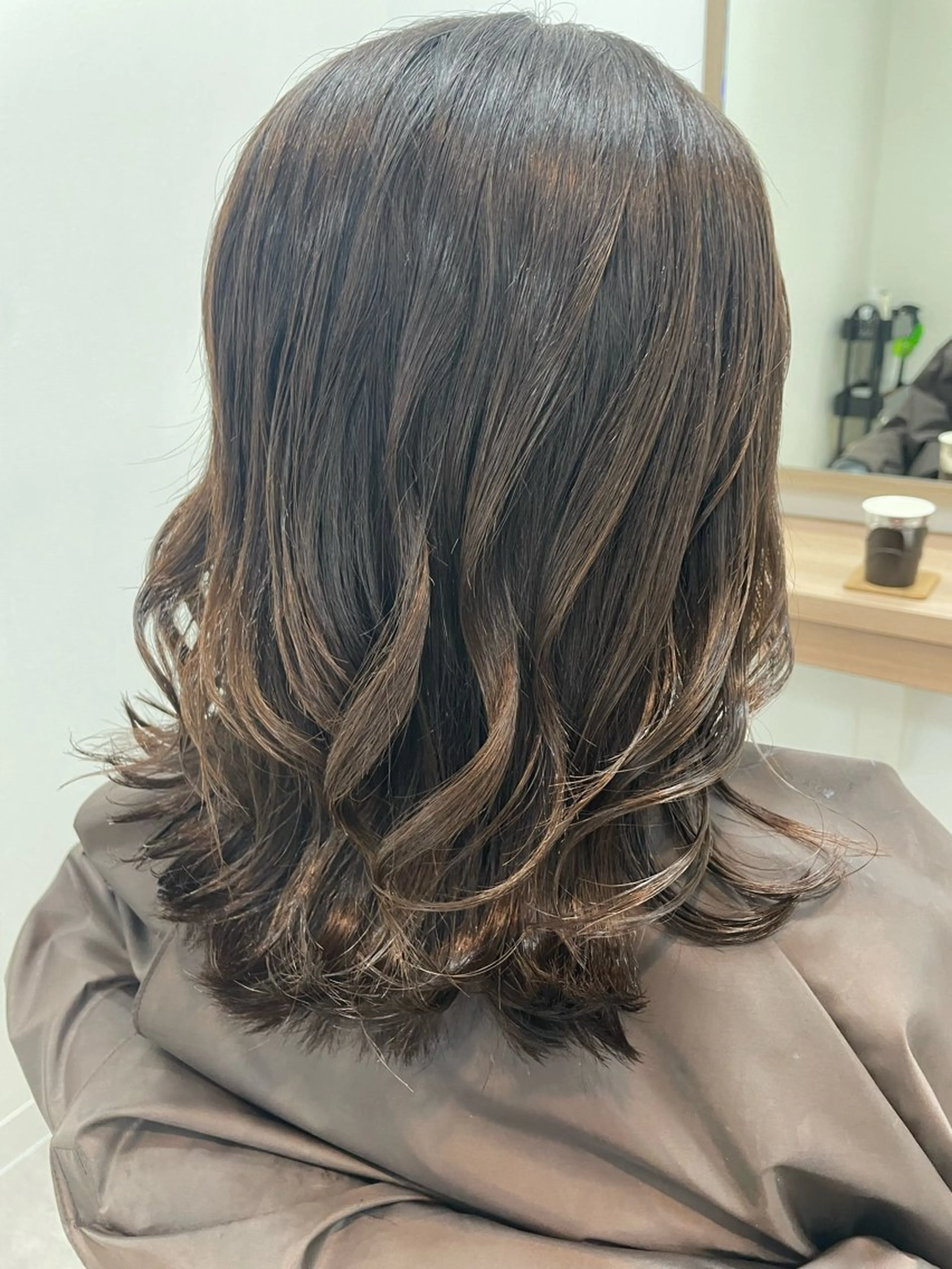 ミディアム カラー パーマ ミディアムパーマ くびれヘア くびれレイヤー レイヤーカット 葭葉 久美子のヘアスタイル