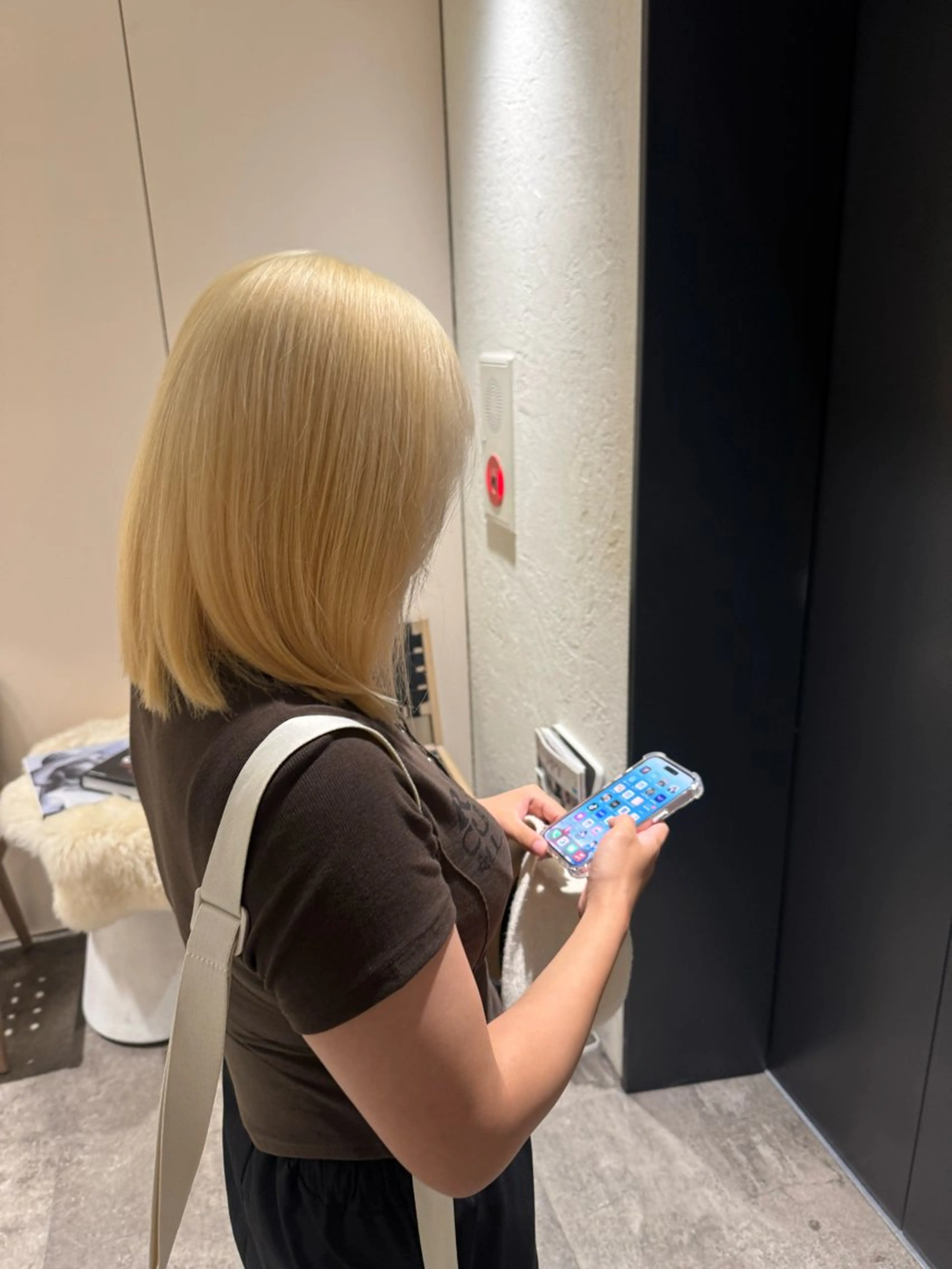 セミロング ヘアカラー 渋谷/切りっぱなし レイヤー/ブリーチのヘアスタイル