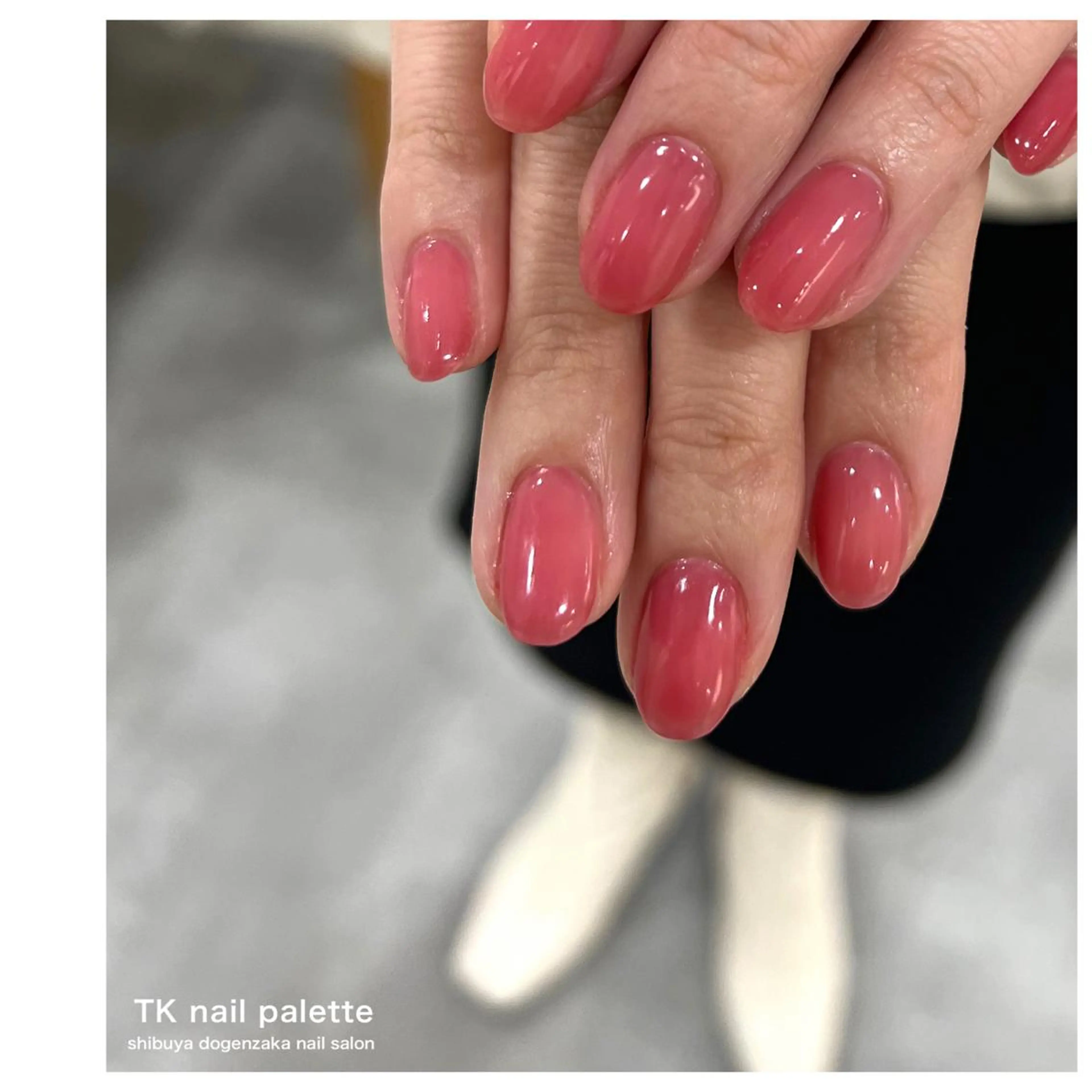 ピンクと赤の間の絶妙カラーのちゅるんネイル ｜TK nail palette所属