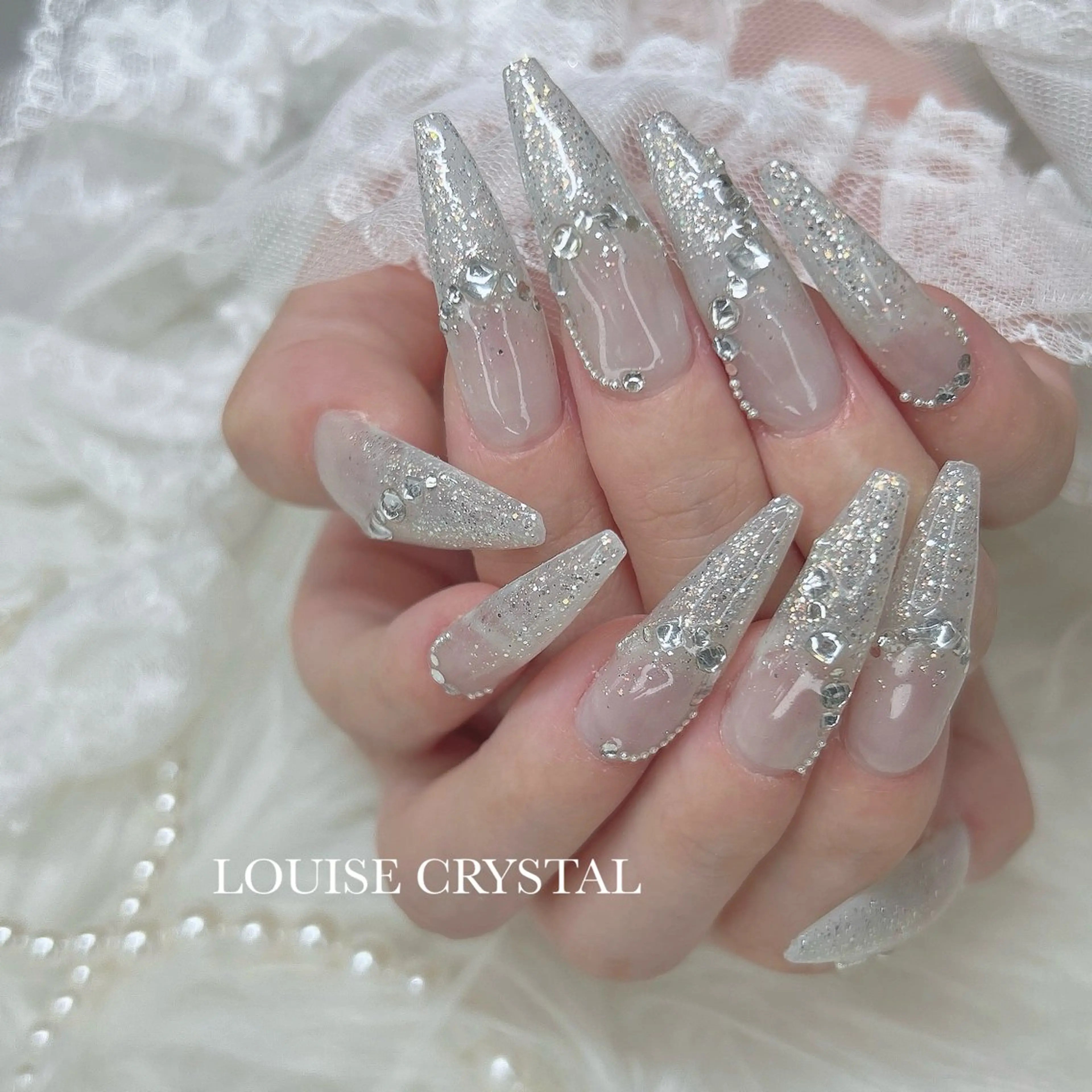 ネイル ハンドネイル LOUISE CRYSTALのネイルデザイン