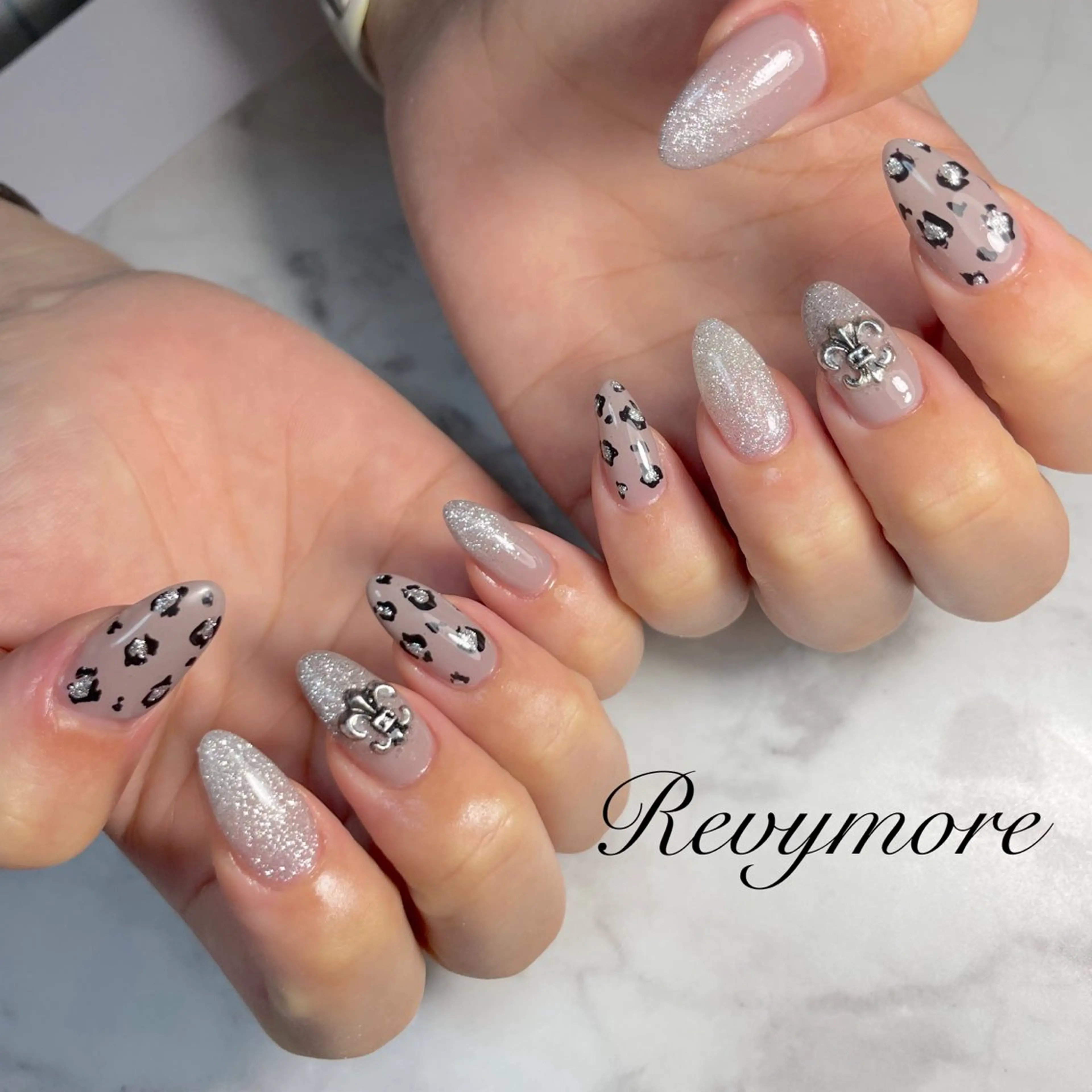 ネイル アニマル柄 ジェルネイル ニュアンスネイル オフィスネイル シンプルネイル nail salon Revymore所属・nail salon Revymoreのネイルデザイン