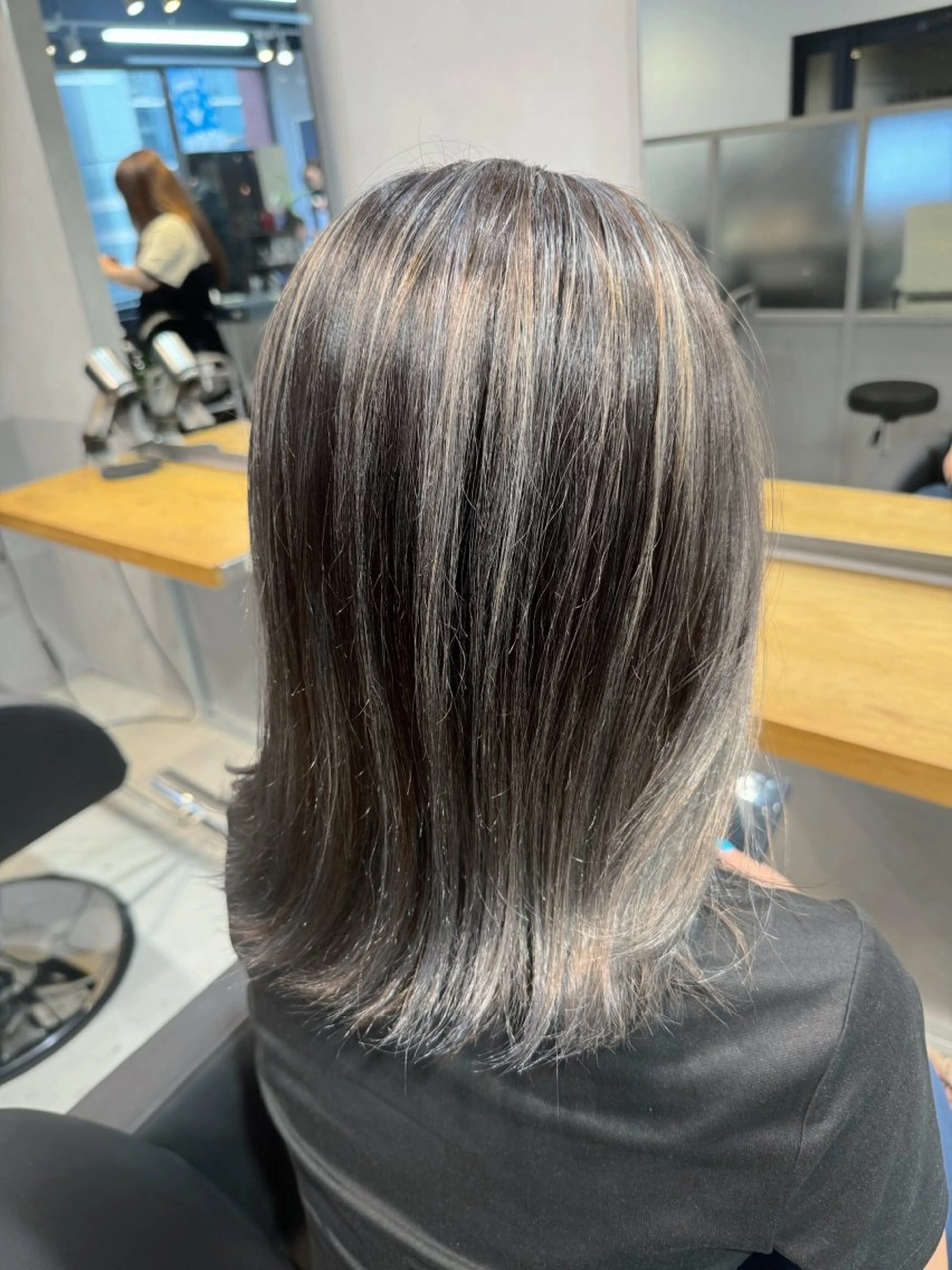 ミディアム ハイライト レイヤーカット ヘアカラー トリートメント ✂︎神カット&カラー EIGHT 黒田ダイのヘアスタイル