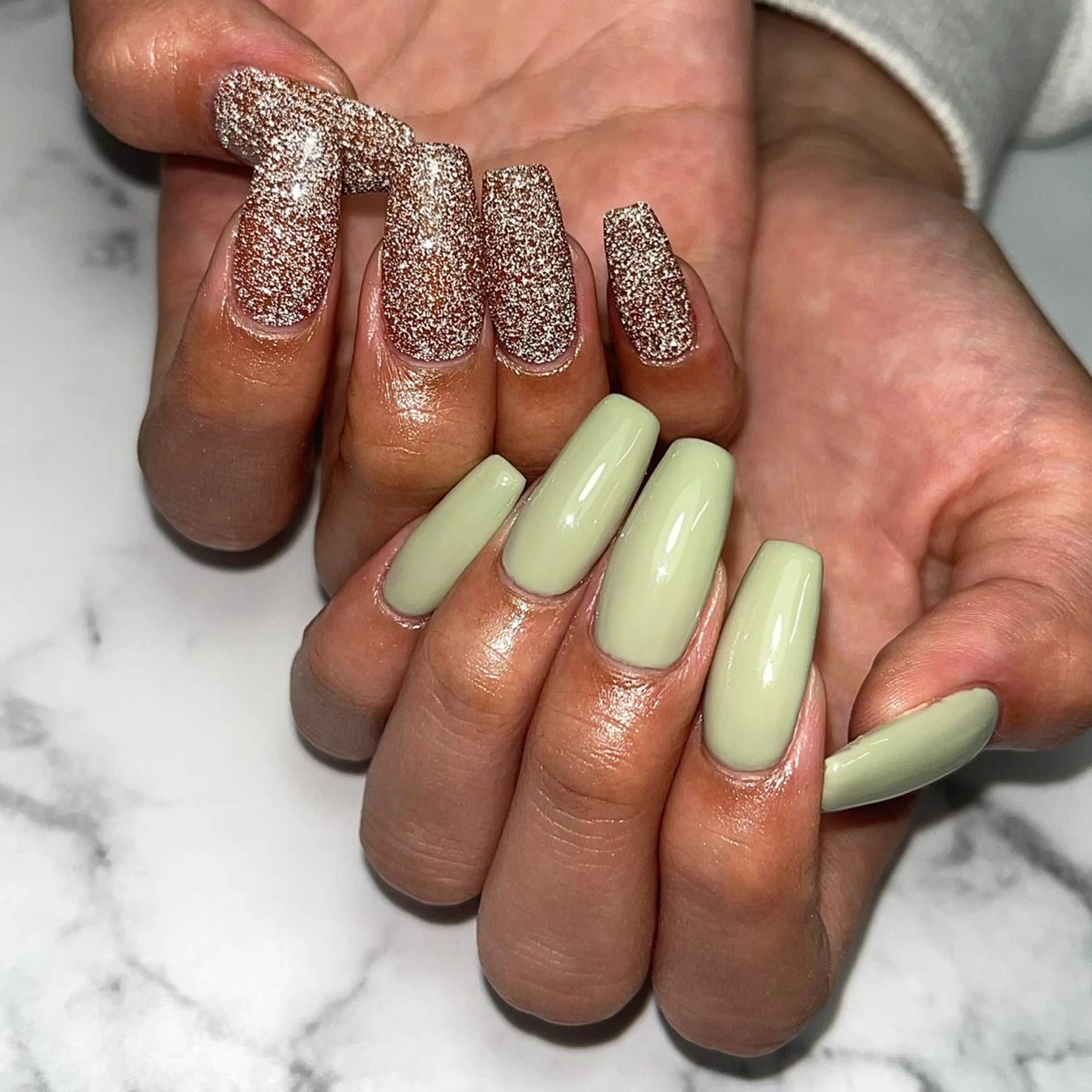 ネイル ブラウン フラッシュネイル ジェルネイル グリーン ラメ(グリッター) ハンドネイル NAIL NOWのネイルデザイン