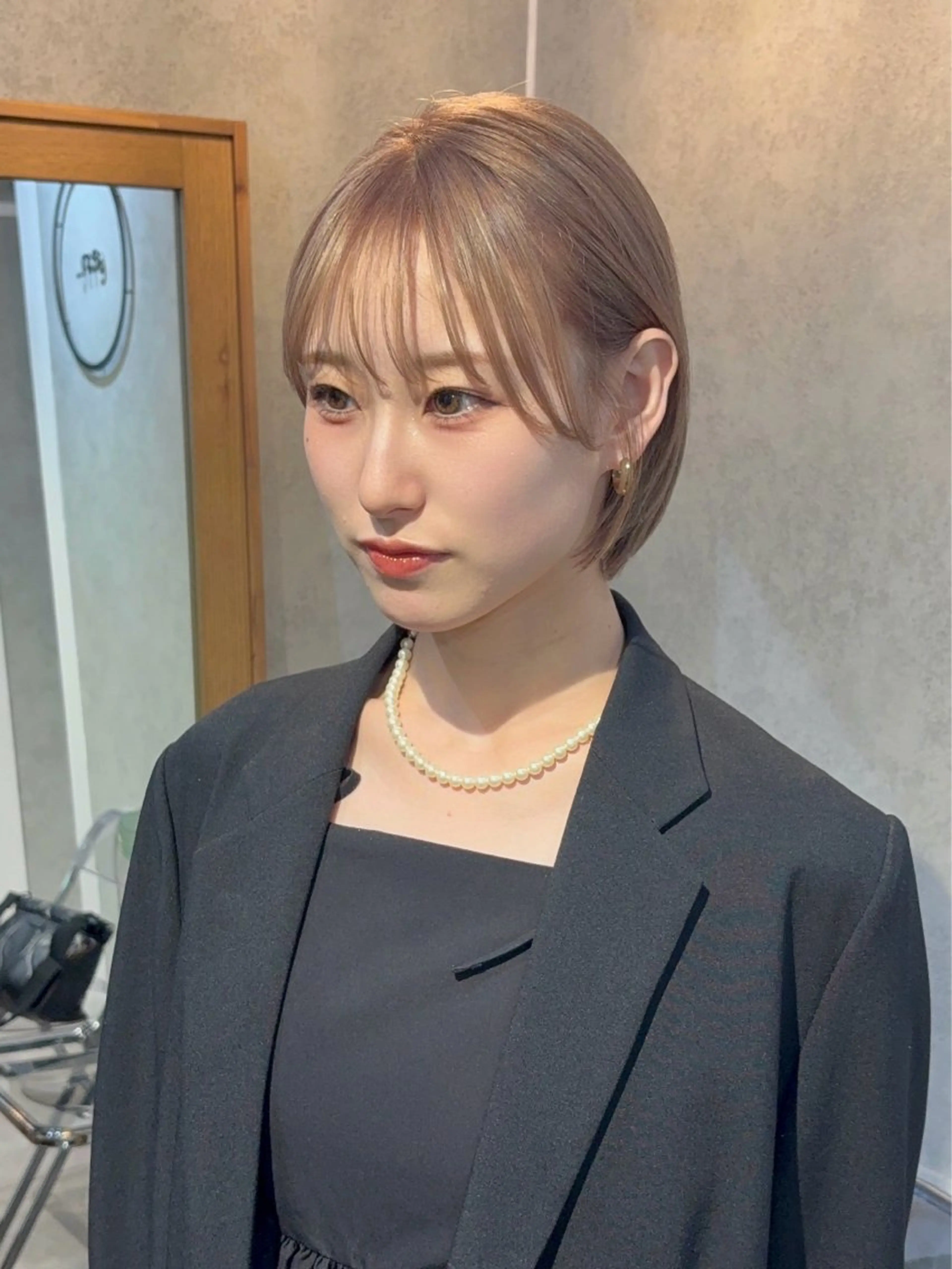 ショート カット ヘアカラー トリートメント 透明ベージュカラー/ たっぷりレイヤーのヘアスタイル