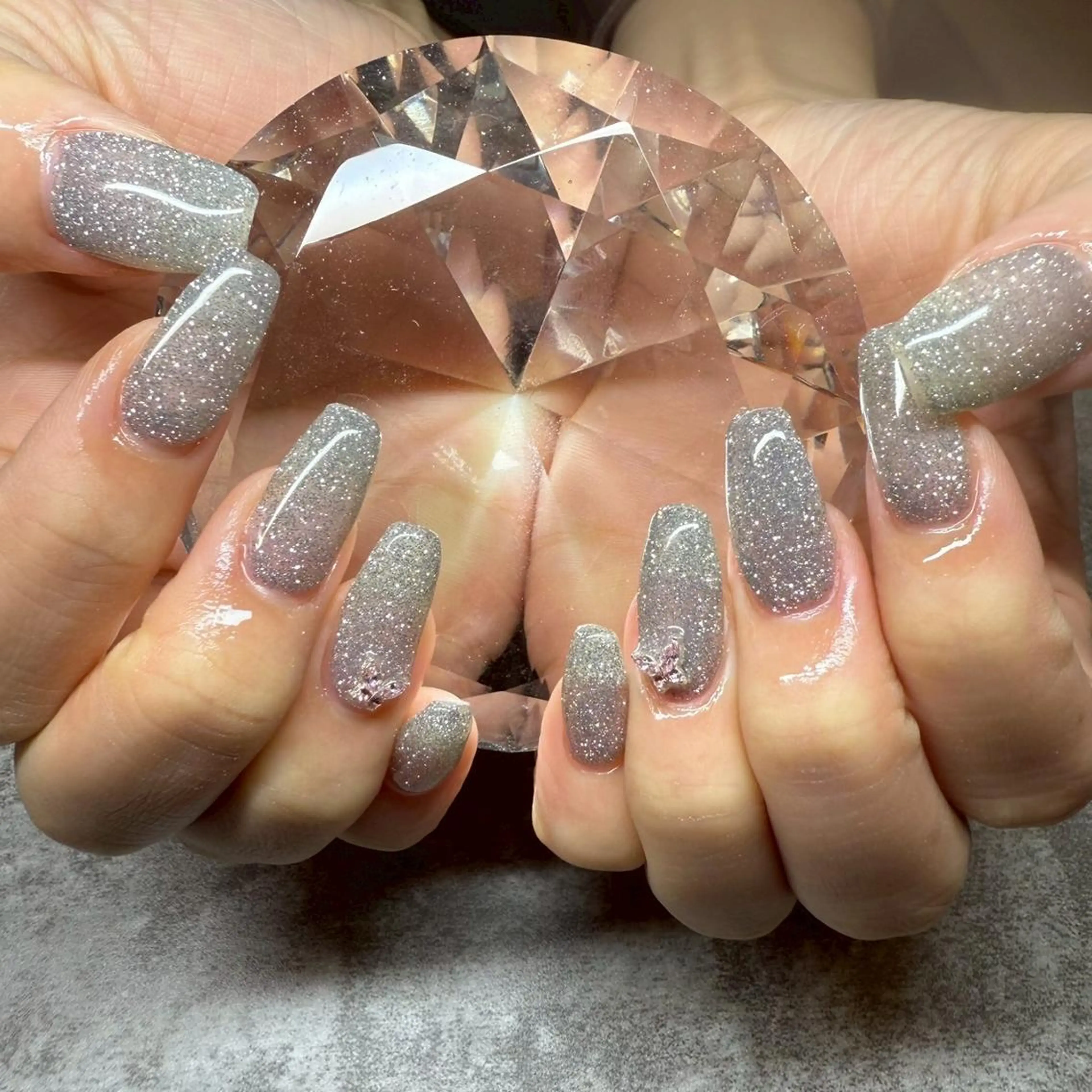 ネイル ボルドー チークネイル クリアネイル 成人式 フラッシュネイル ハンドネイル Peche Bloom💅🏼のネイルデザイン