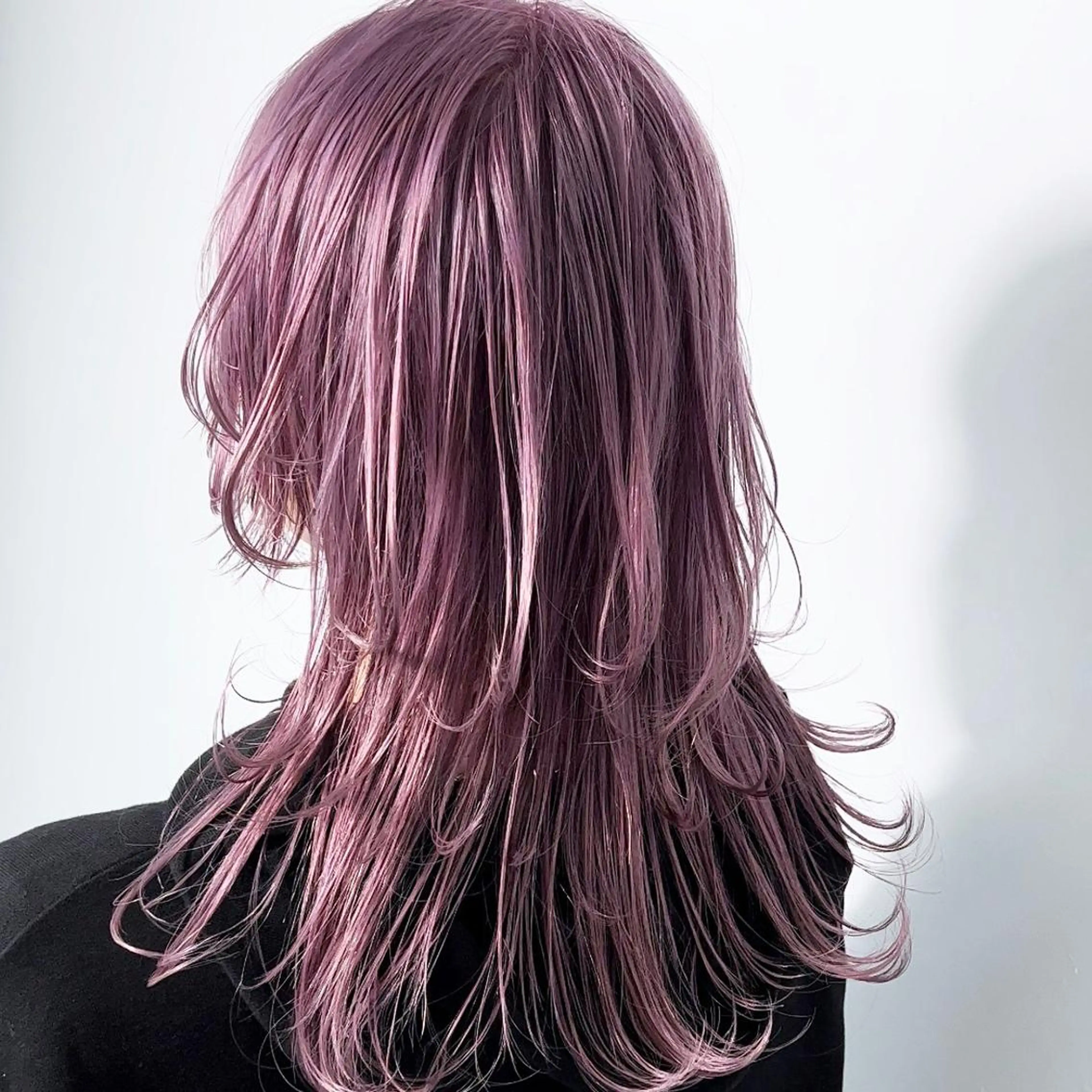 ミディアム カラー ヘアアレンジ ミディアムレイヤー ミストバング ベージュカラー ブリーチ イヤリングカラー カット ヘアカラー トリートメント 大橋 拓巳のヘアスタイル