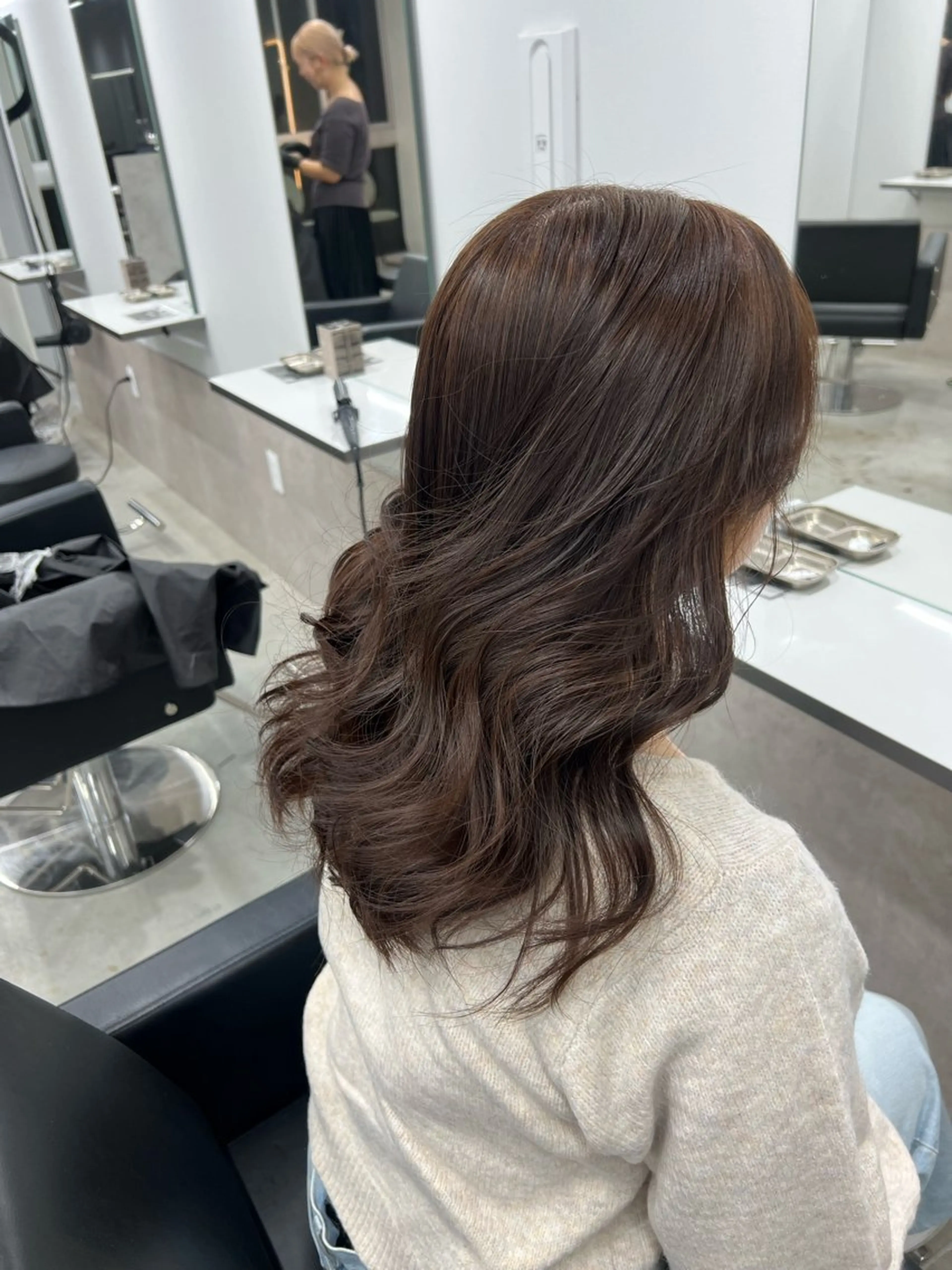 ミディアム ヘアカラー maya レイヤーカットのヘアスタイル