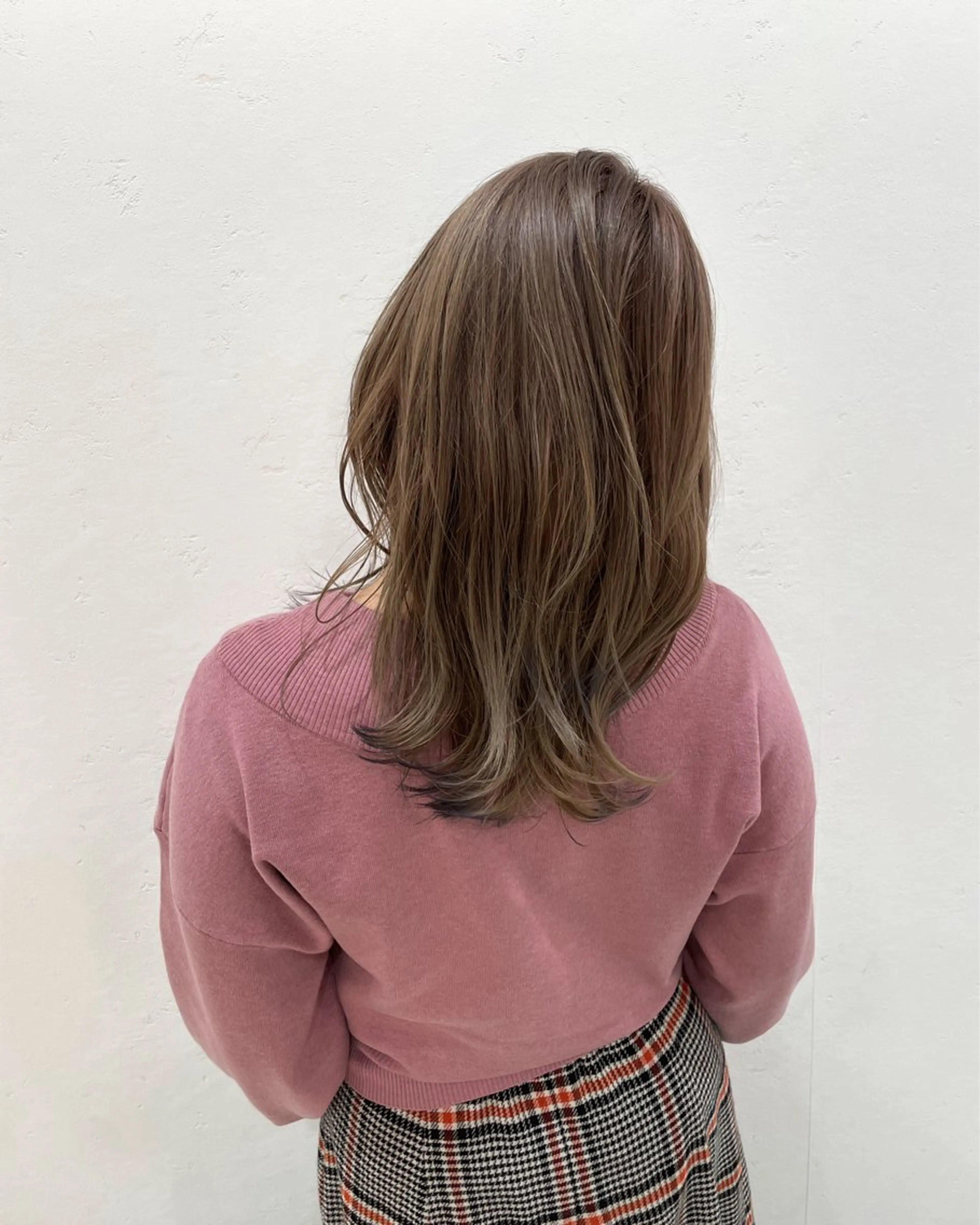 ミディアム カラー グレージュ 透け感カラー🫧 加納トモヒロのヘアスタイル