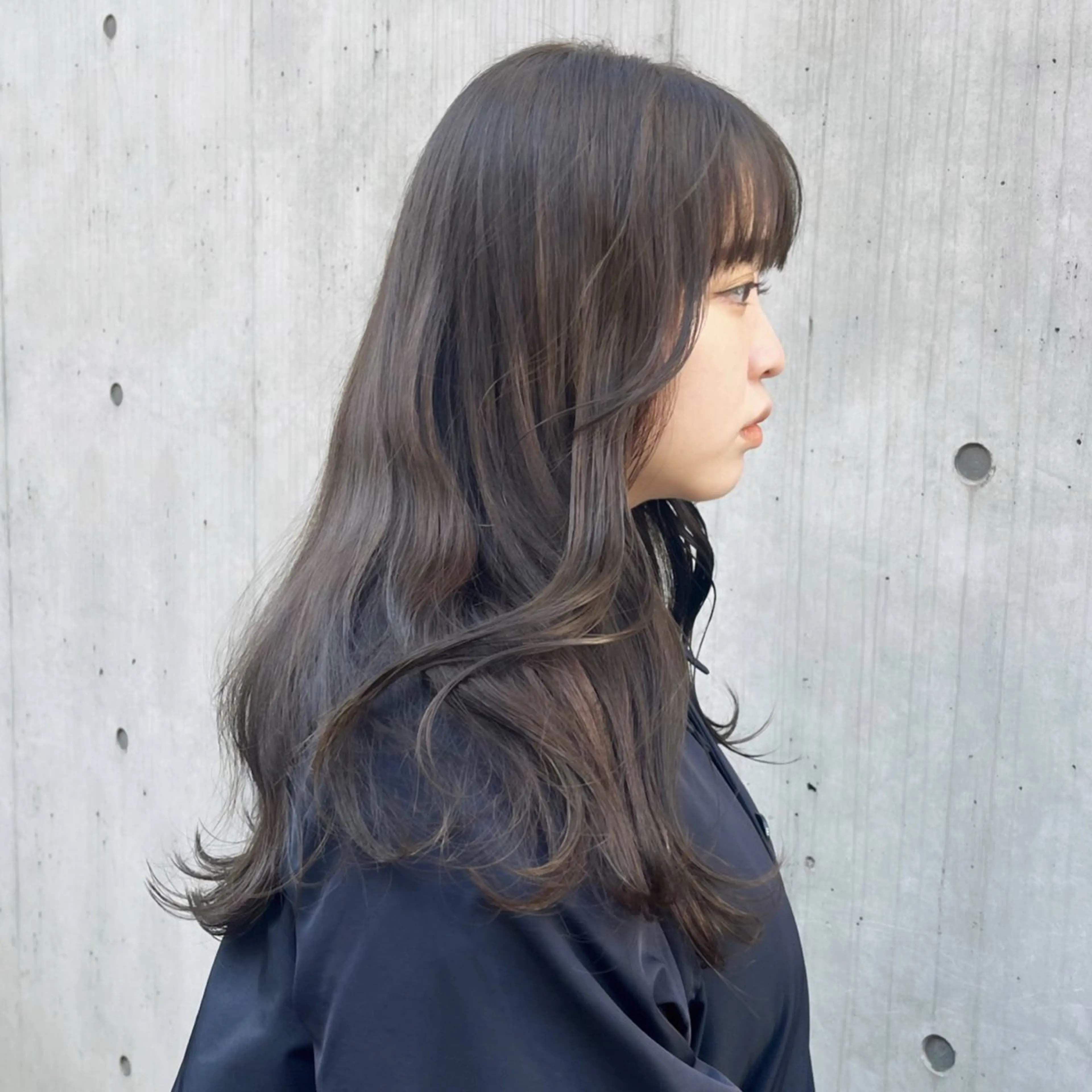 セミロング カラー アッシュ アッシュブラウン アッシュグレー アッシュグレージュ ベージュカラー ヘアカラー トリートメント ヘッドスパ ヘアセット カジュアルを女っぽく 𝗮𝘆𝗮𝗰𝗼のヘアスタイル