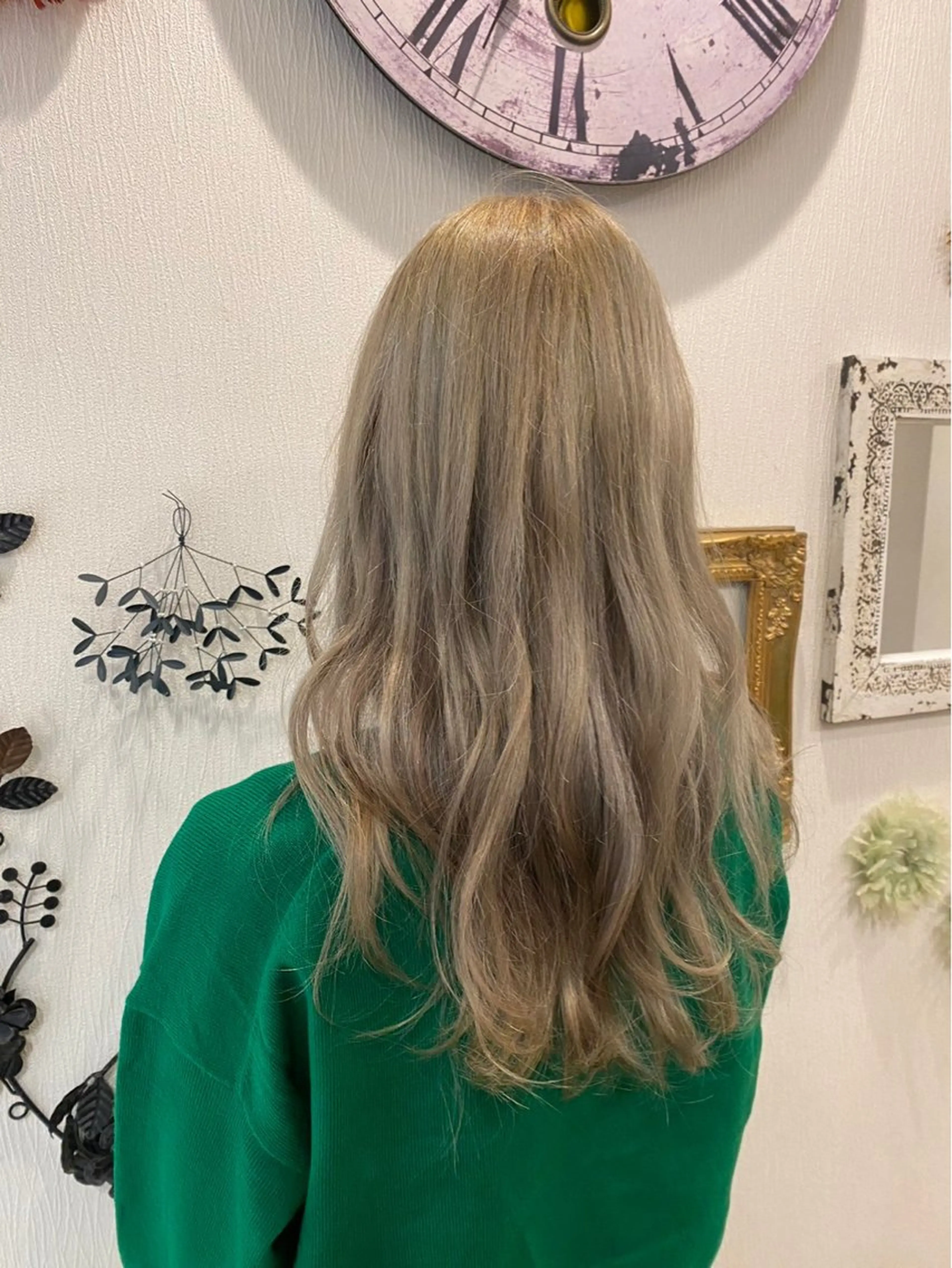 ロング カラー ☘️折戸結菜☘️ ハイトーンカラーのヘアスタイル