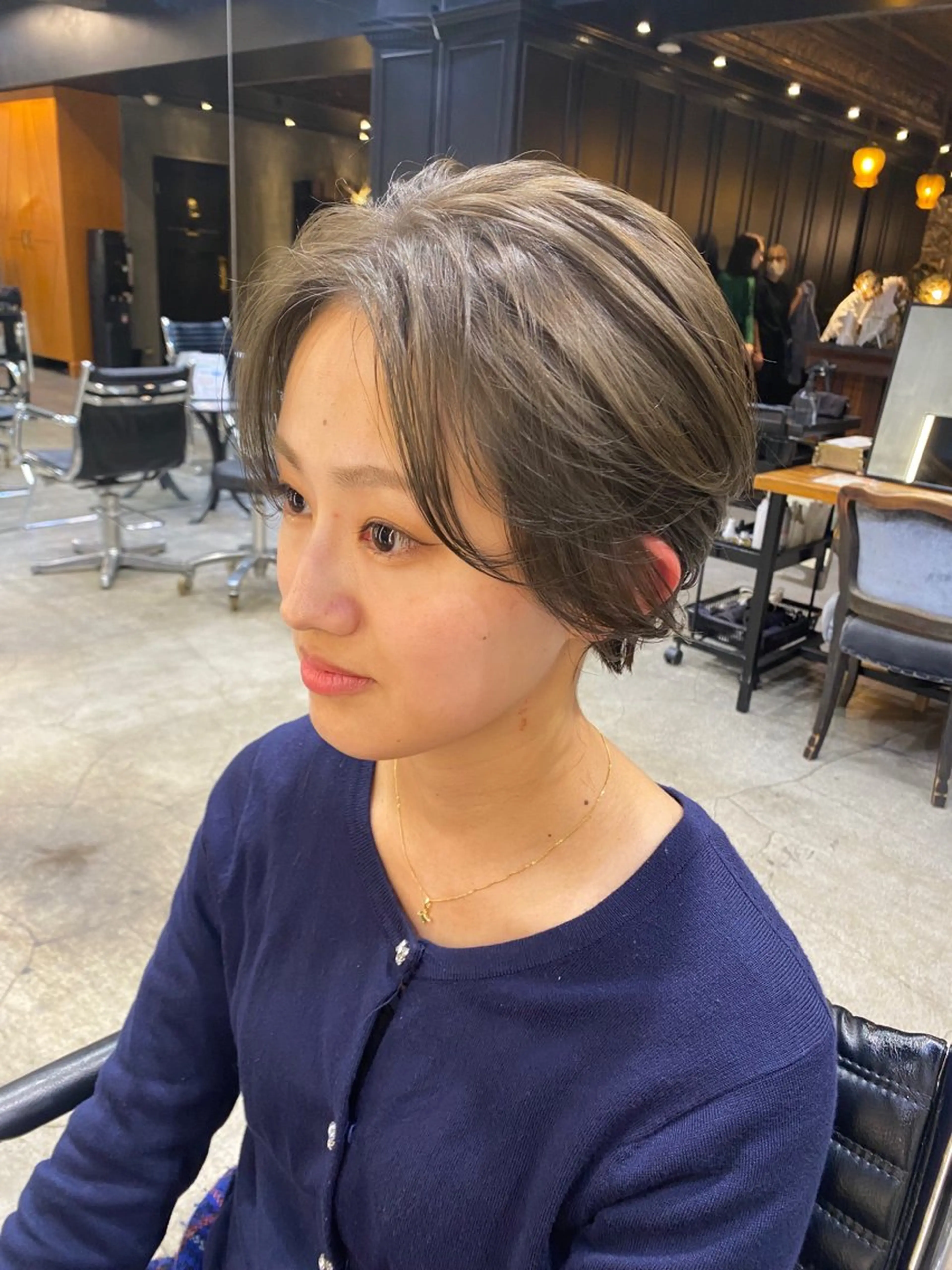 ショート カラー ハンサムショート グレージュ カーキグレージュ ショートヘア カット ヘアカラー トリートメント ブリーチなしダブル カラー🧸🐺陽介のヘアスタイル