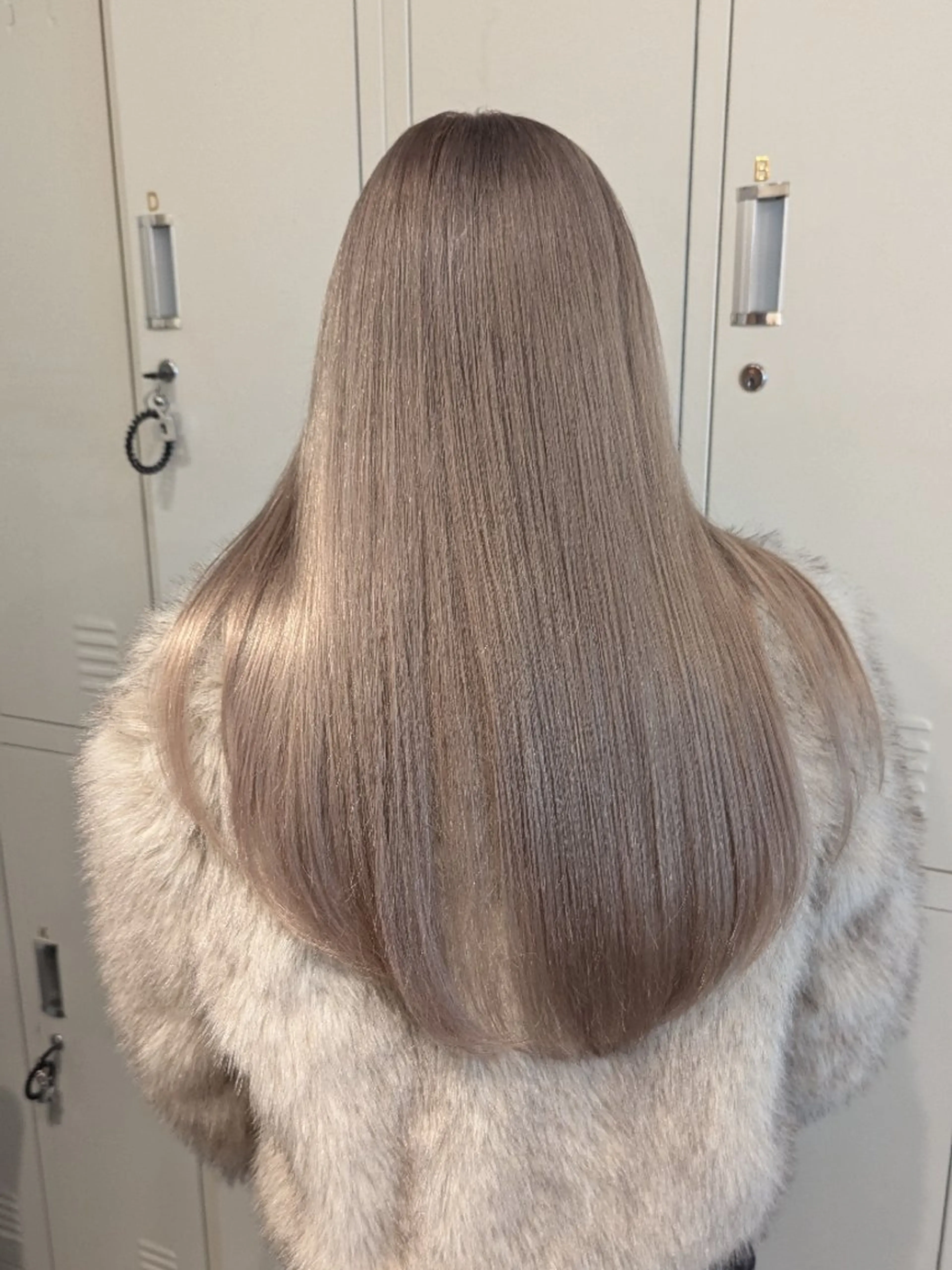 ロング カラー ブロンド ホワイトブロンド ヘアカラー トリートメント 🩶MIYU🩶 うるつやカラー୨୧のヘアスタイル